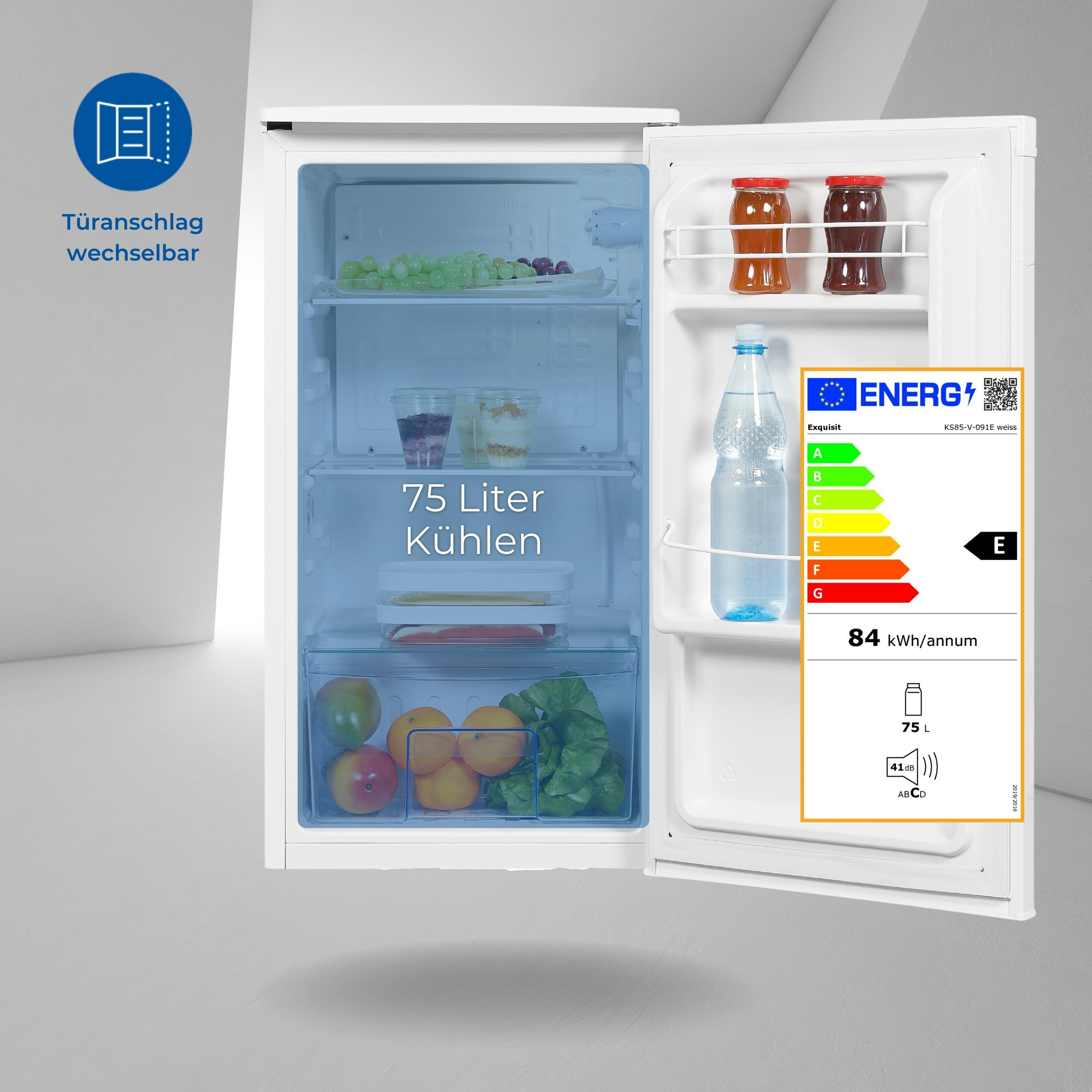 Weißer Kühlschrank mit offener Tür, zeigt Innenraum mit Regalen, Flaschen und Früchten. Energie-Label.