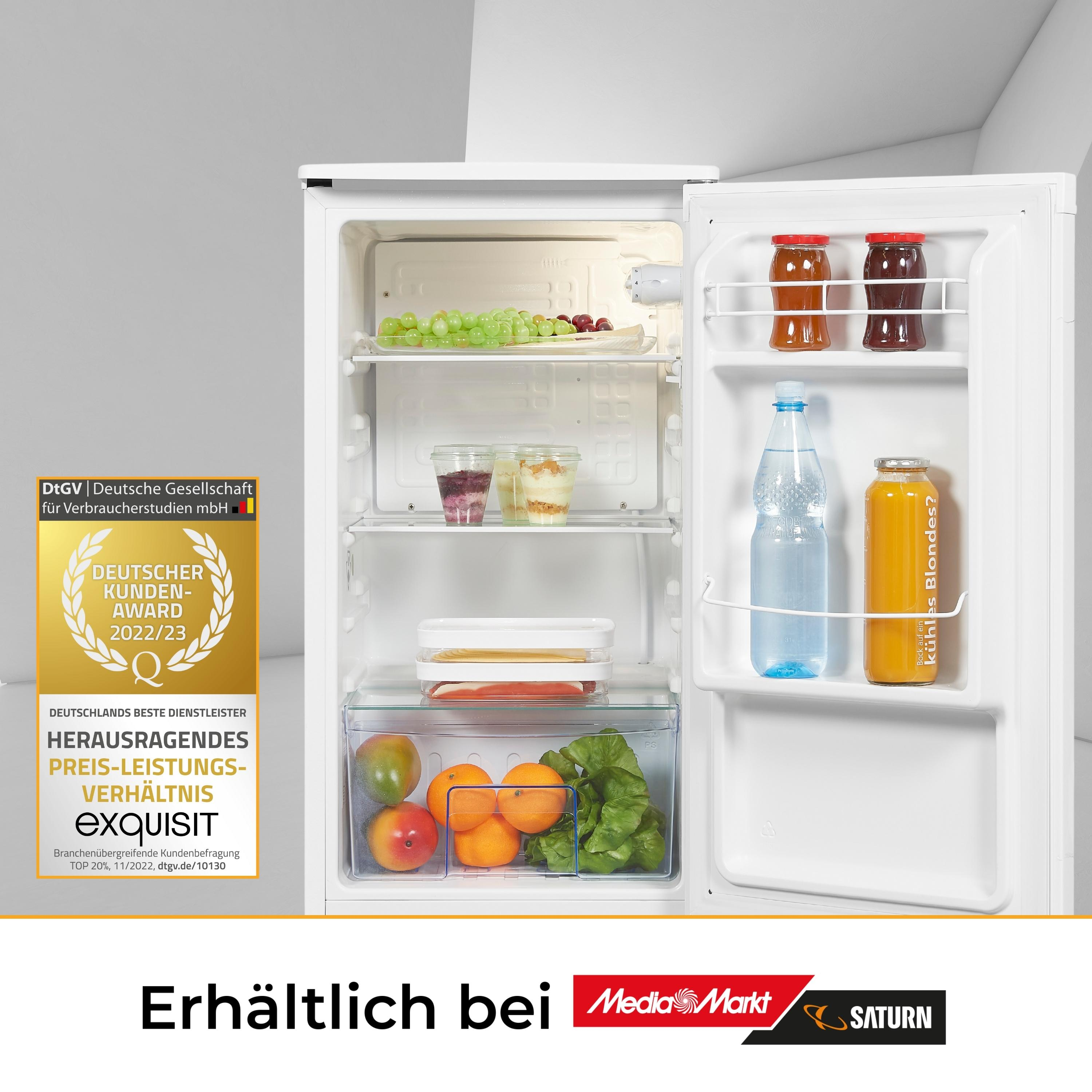 Offener weißer Kühlschrank mit Lebensmitteln. Trauben, Obst und Getränke sind sichtbar. Auszeichnung daneben.