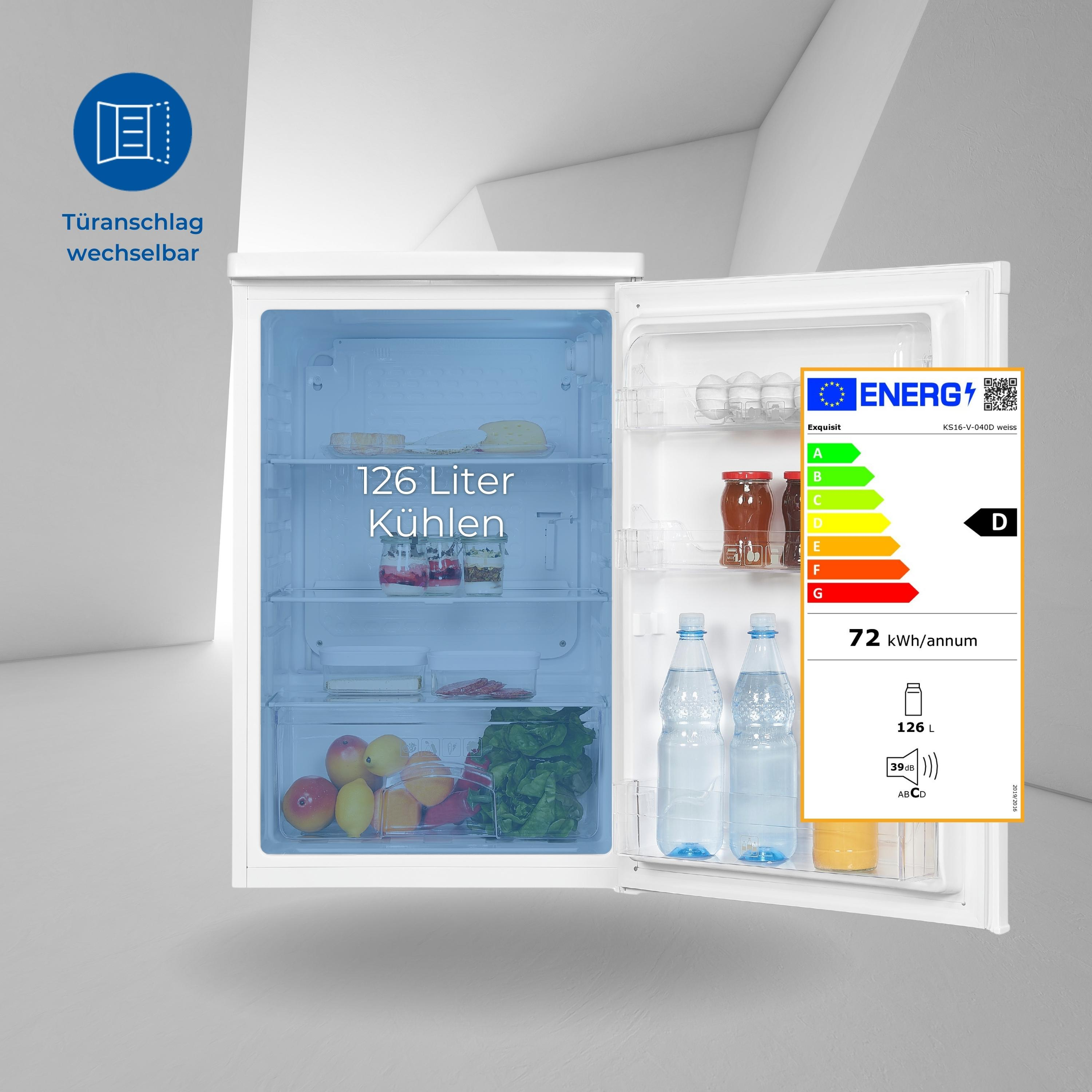 Un mini-frigorífico blanco con la puerta abierta. Dentro hay estantes con comida y bebidas, con una etiqueta energética.