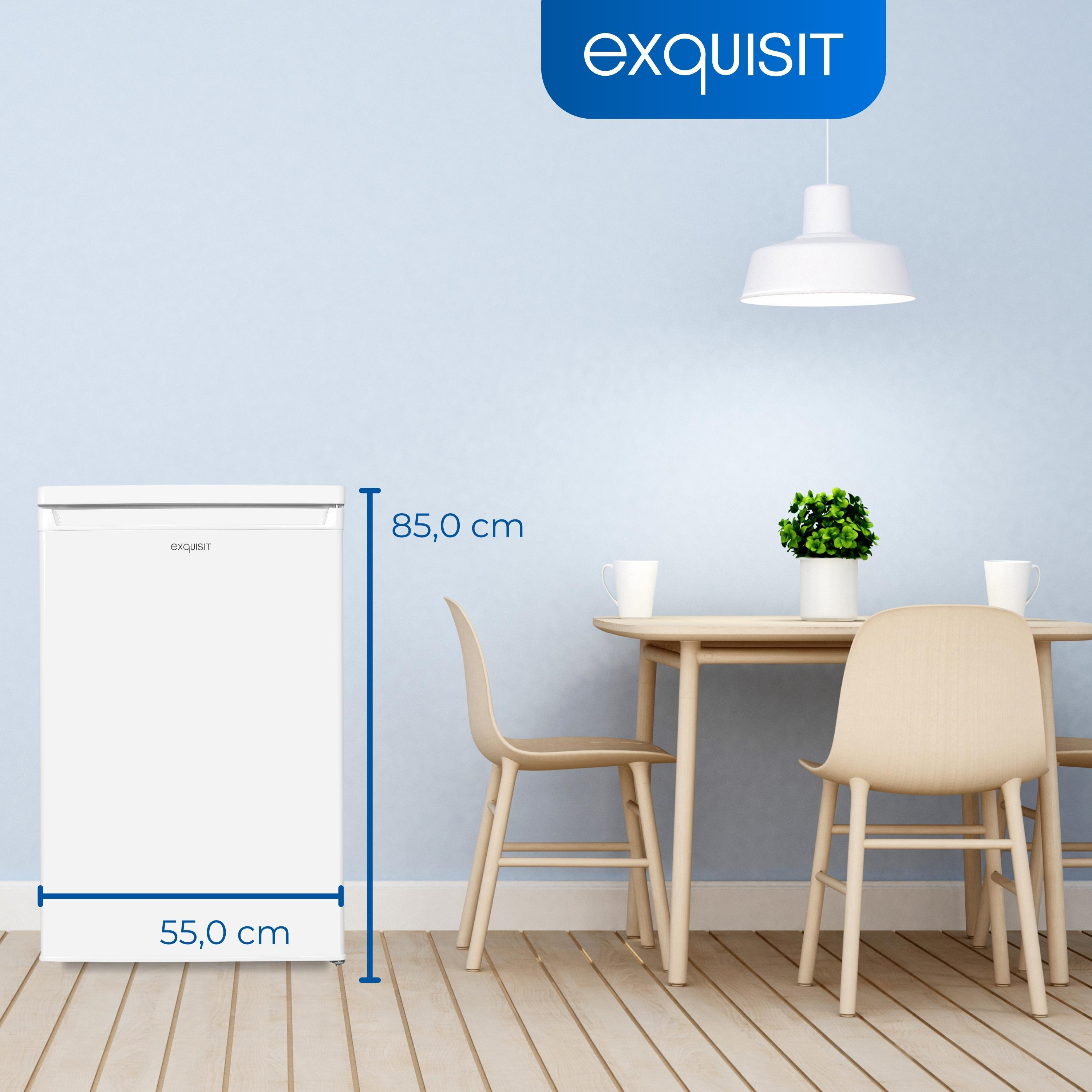 Refrigerador blanco con dimensiones, mesa y sillas en una habitación.