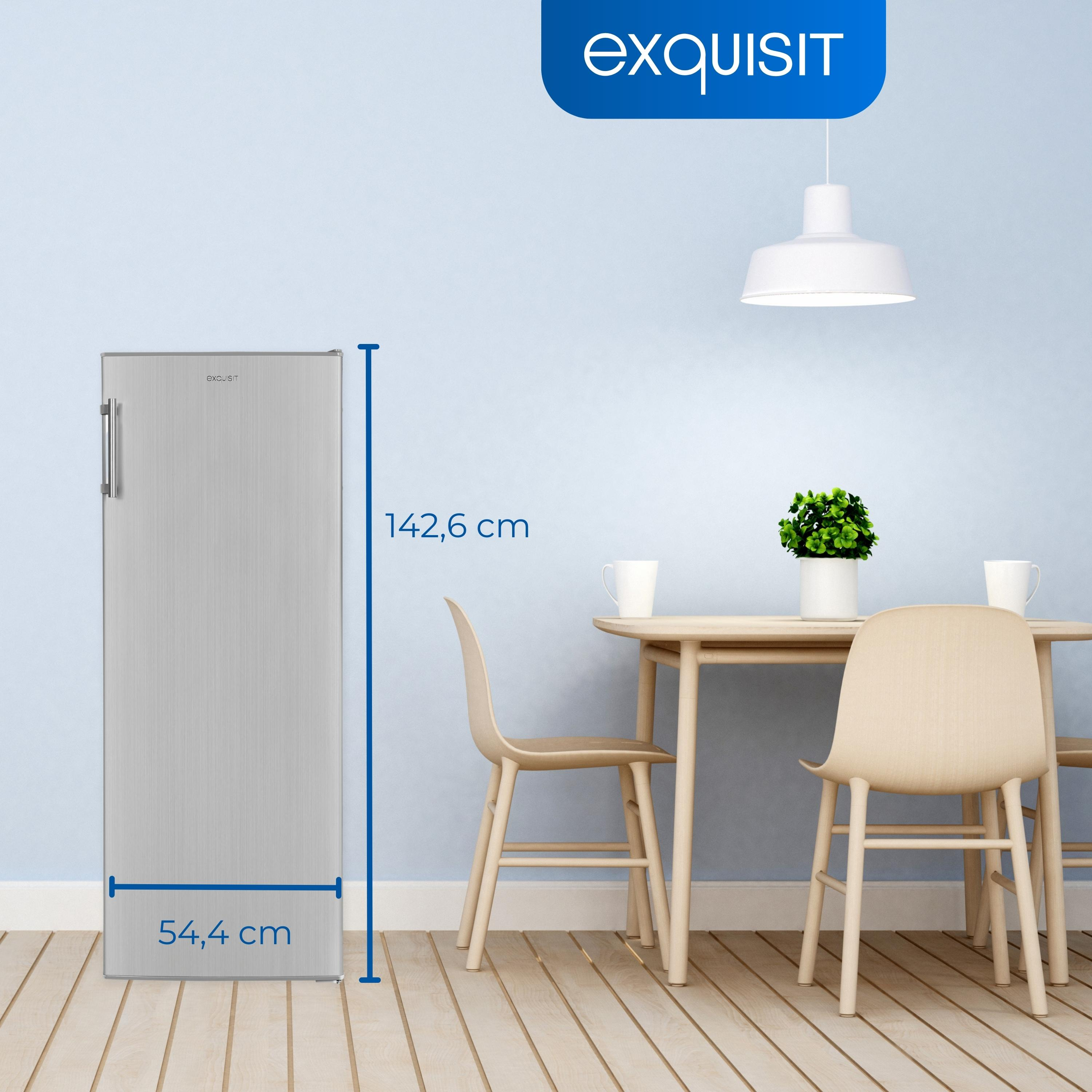 Silberner Kühlschrank mit Maßen, vor blauer Wand, Tisch, Stühlen und Licht.