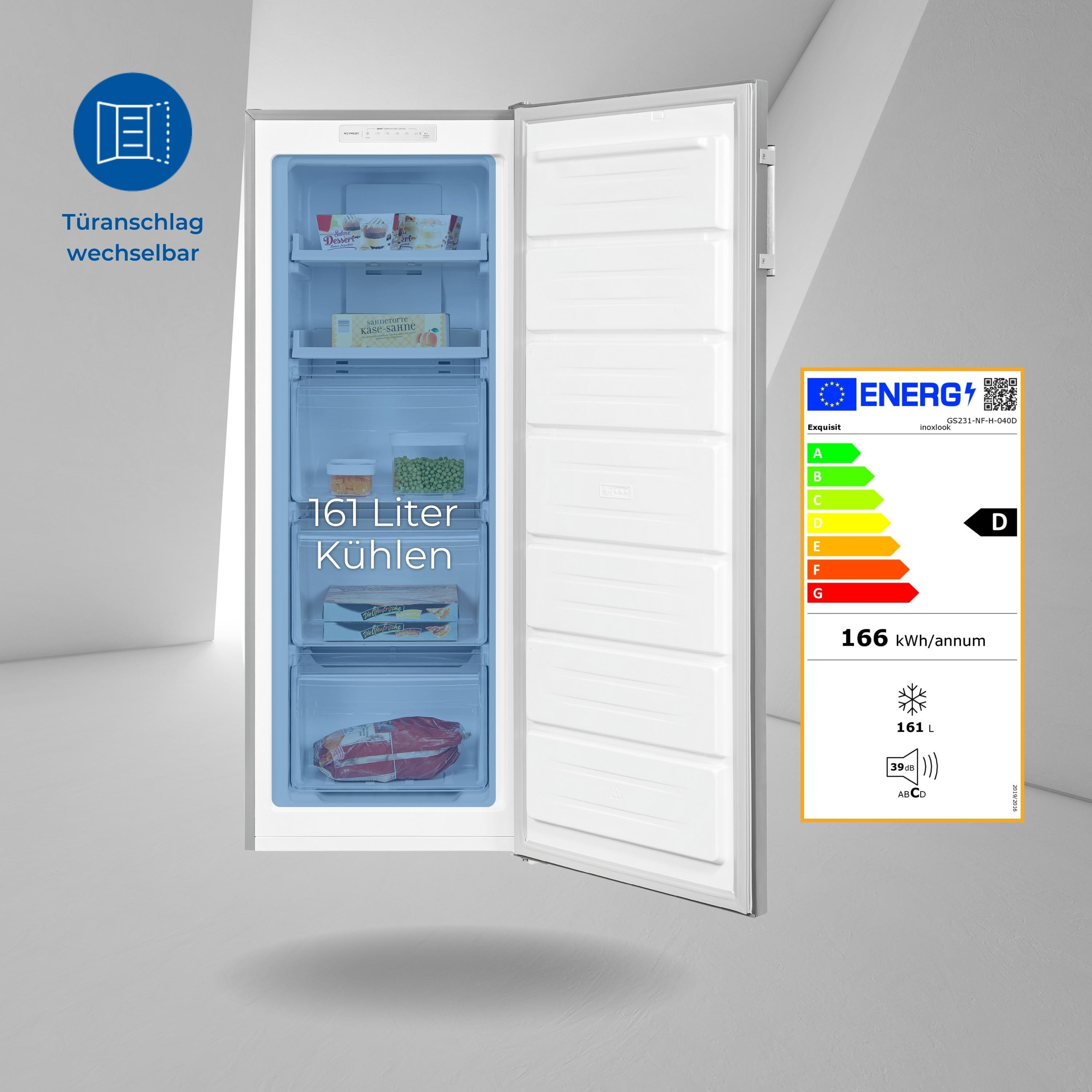 Un refrigerador con la puerta abierta, mostrando estantes de comida y una etiqueta de eficiencia energética.