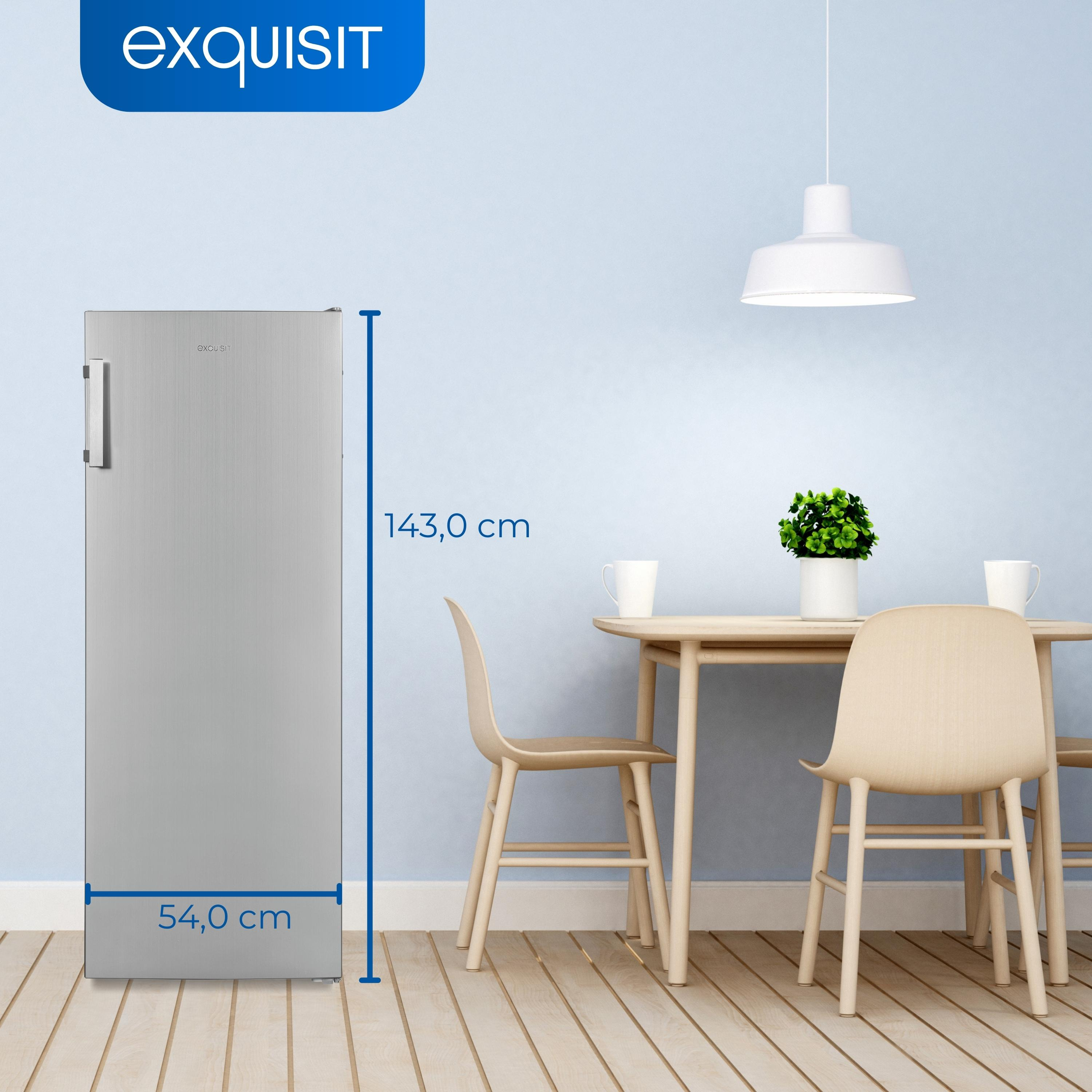 Refrigerador plateado con dimensiones mostradas. Está en una habitación con mesa, sillas y lámpara colgante.