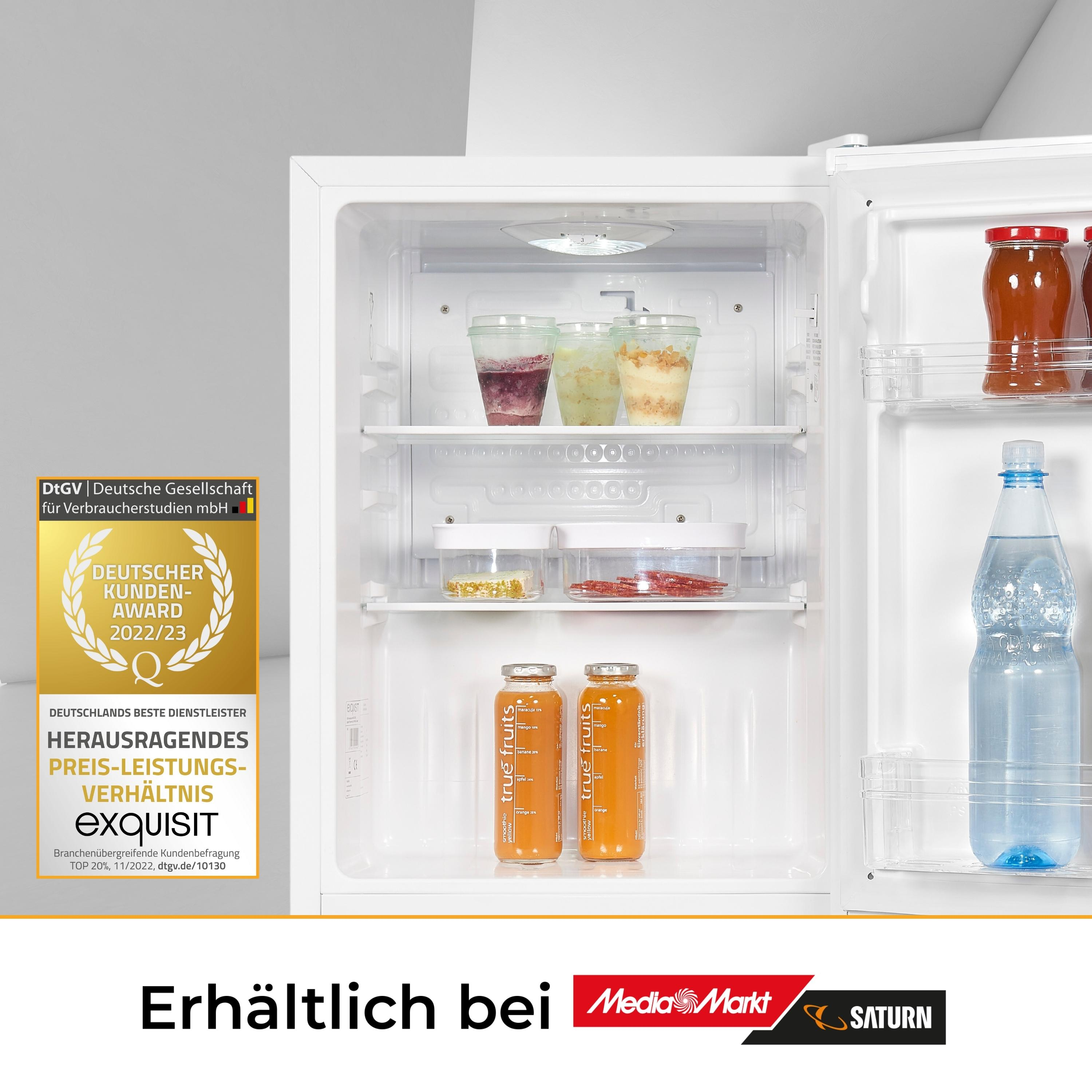Weißer Kühlschrank mit offenen Türen, verschiedene Lebensmittel sichtbar, Auszeichnung links.