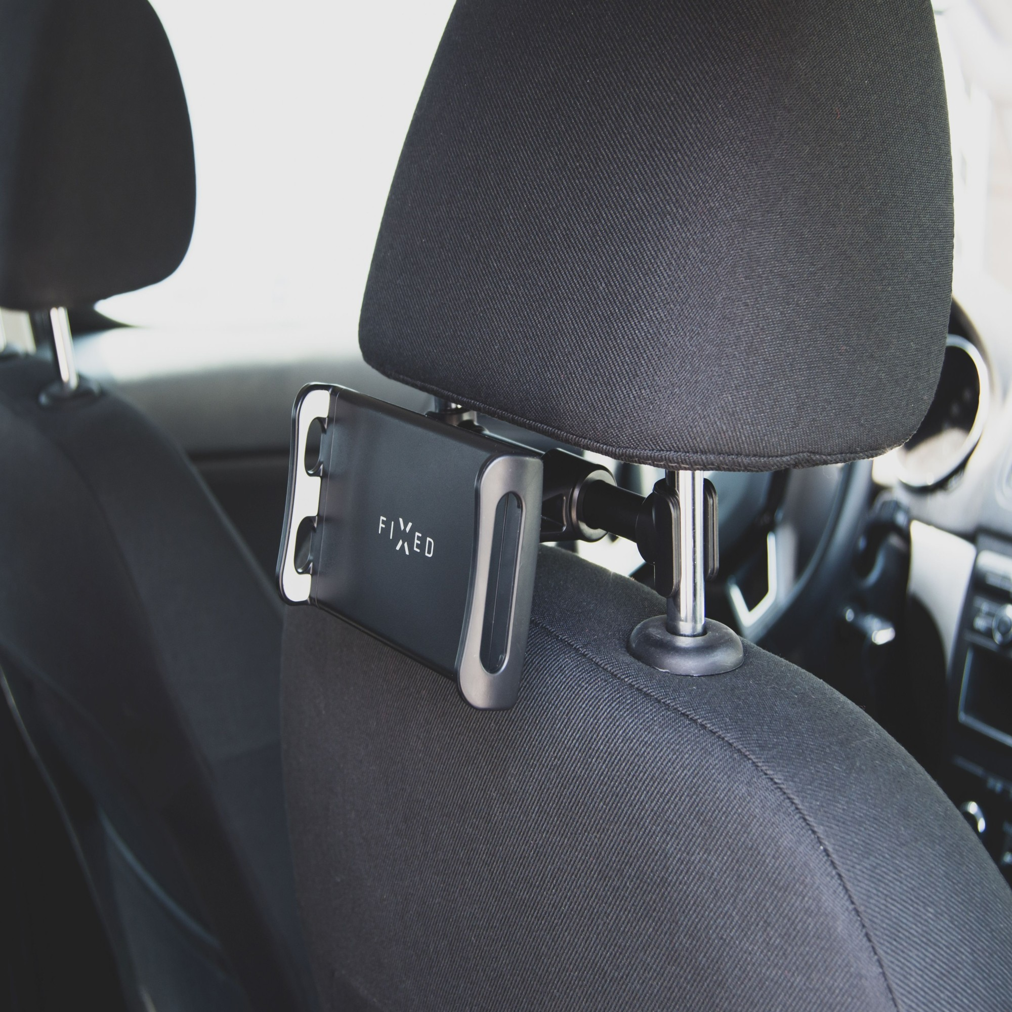 Kopfstütze mit Telefonhalterung im Rücksitz eines Autos.