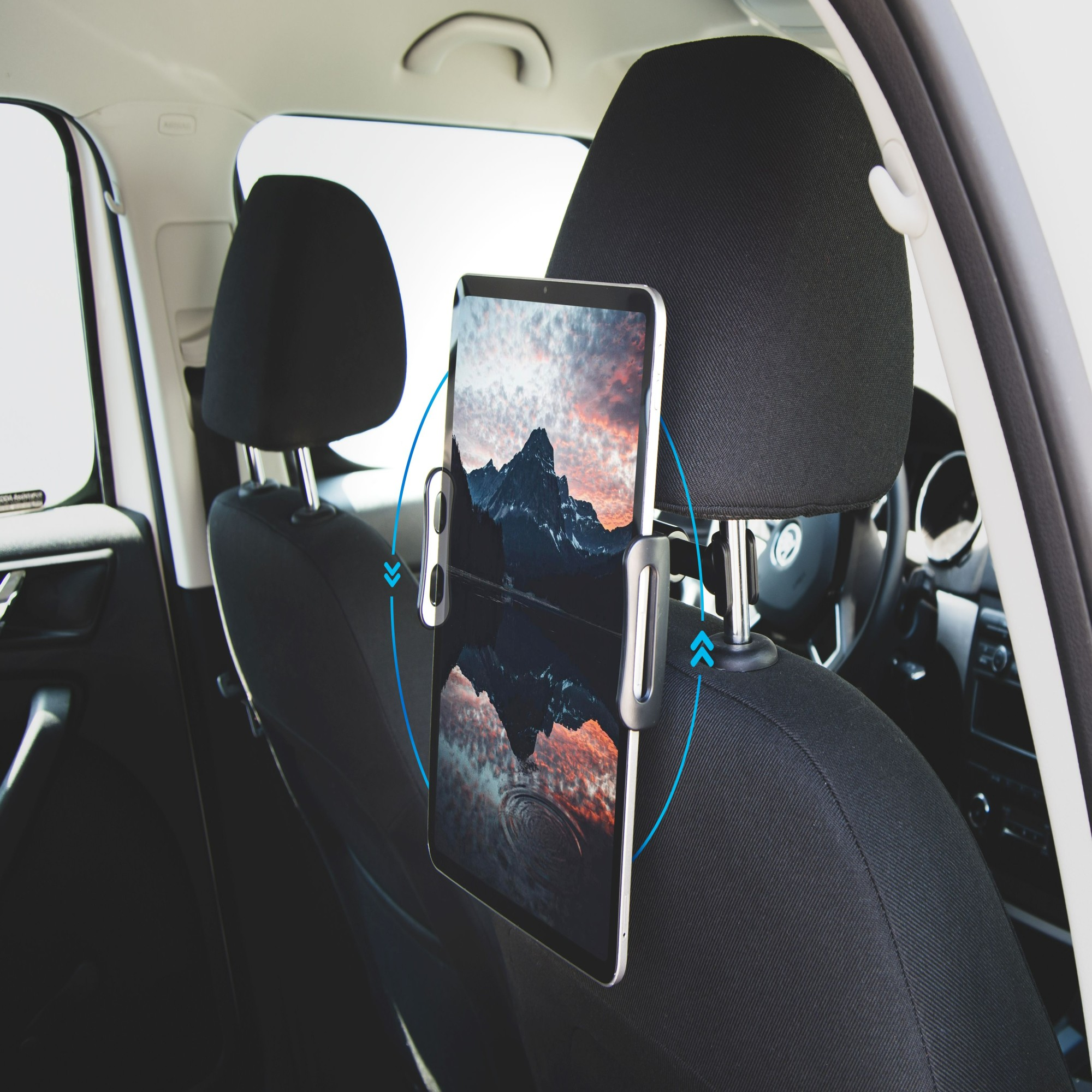 Tablet an der Kopfstütze des Autositzes befestigt, mit Bergspiegelung auf dem Bildschirm.