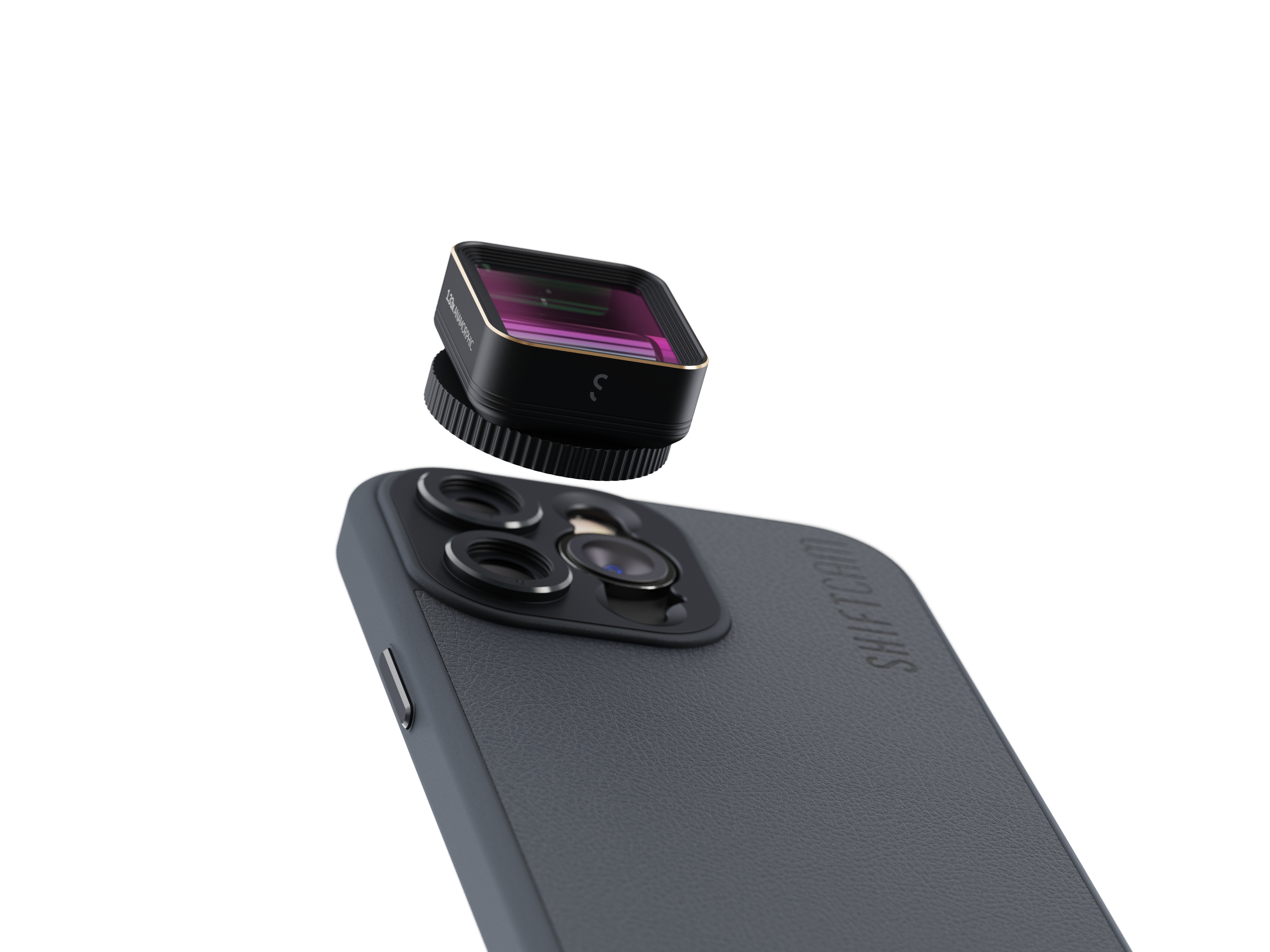 Objektiv an einem Telefon, zeigt die Kamera des Telefons; Nahaufnahme auf weißem Hintergrund.