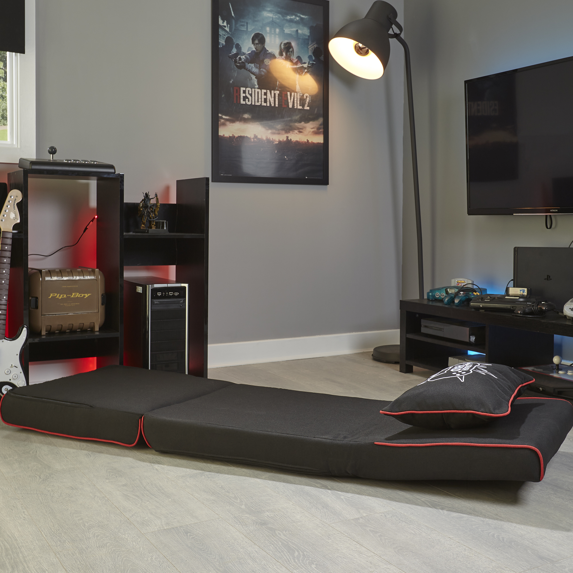 Schwarzes Gaming-Bett mit rotem Rand. Gaming-Setup mit Regalen, Postern und Gitarre.