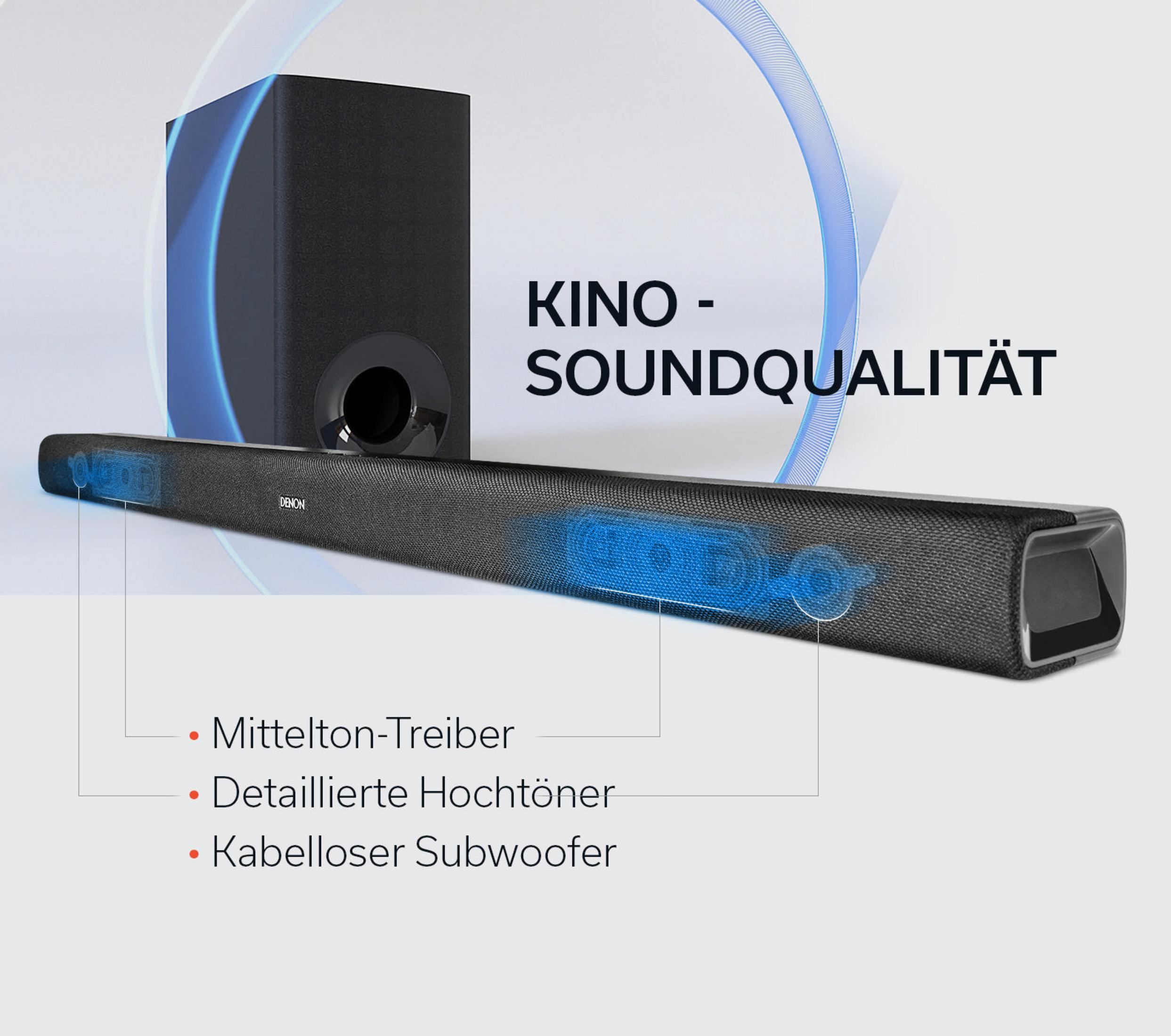Eine Soundbar und ein Subwoofer. Die Soundbar hat blaue Lichteffekte. Hellblauer Hintergrund.