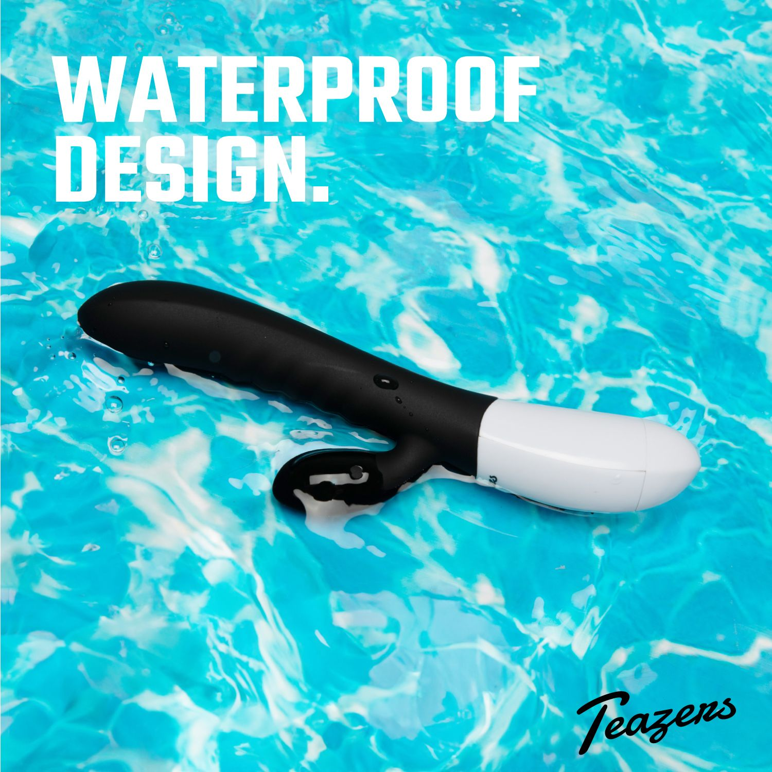 Ein schwarz-weißes Sexspielzeug, das in blauem Wasser schwimmt. Der Text lautet 'Waterproof Design'.