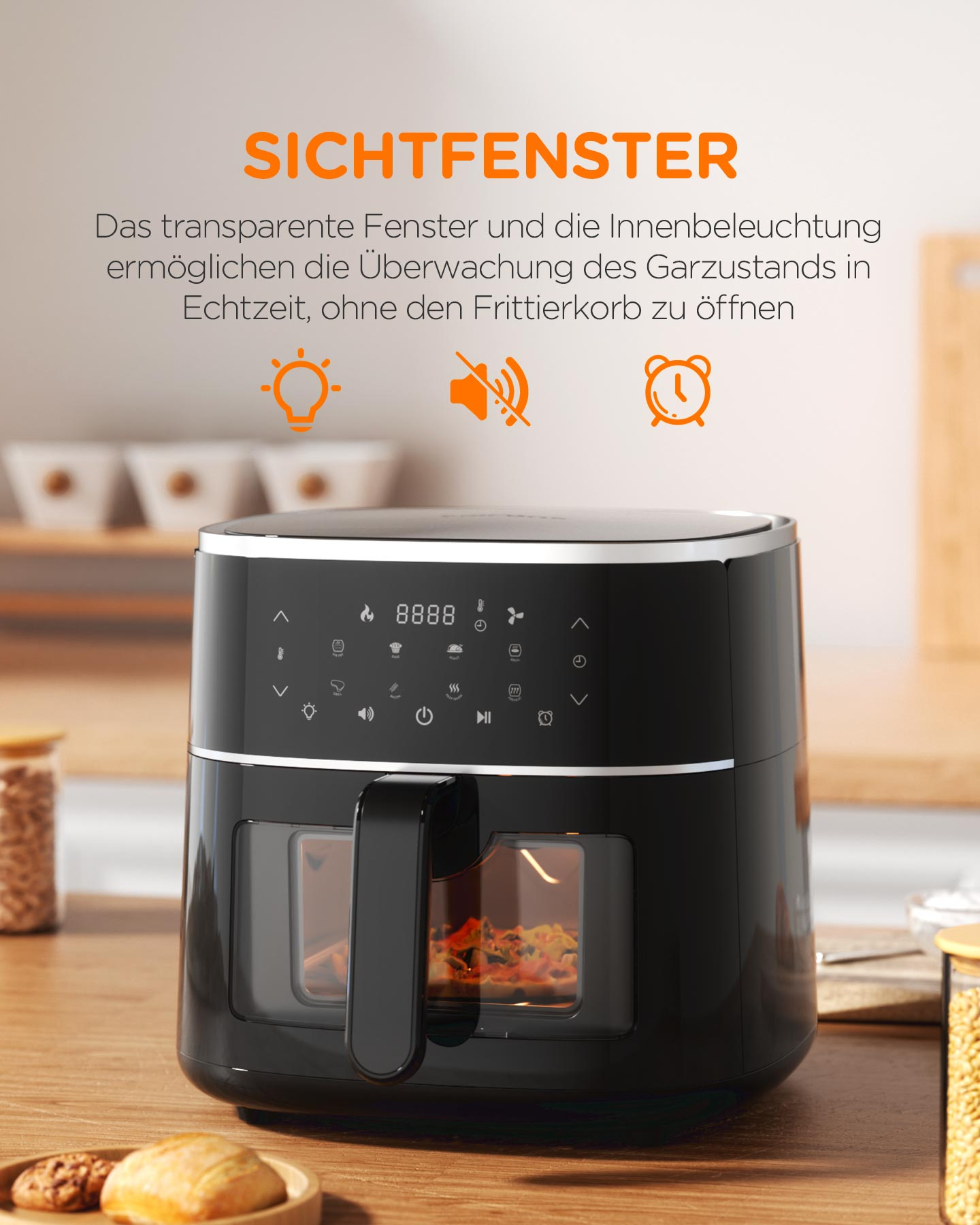 Schwarze Heißluftfritteuse mit transparentem Fenster. Sie steht auf einem Holztisch. Etwas Essen drin.