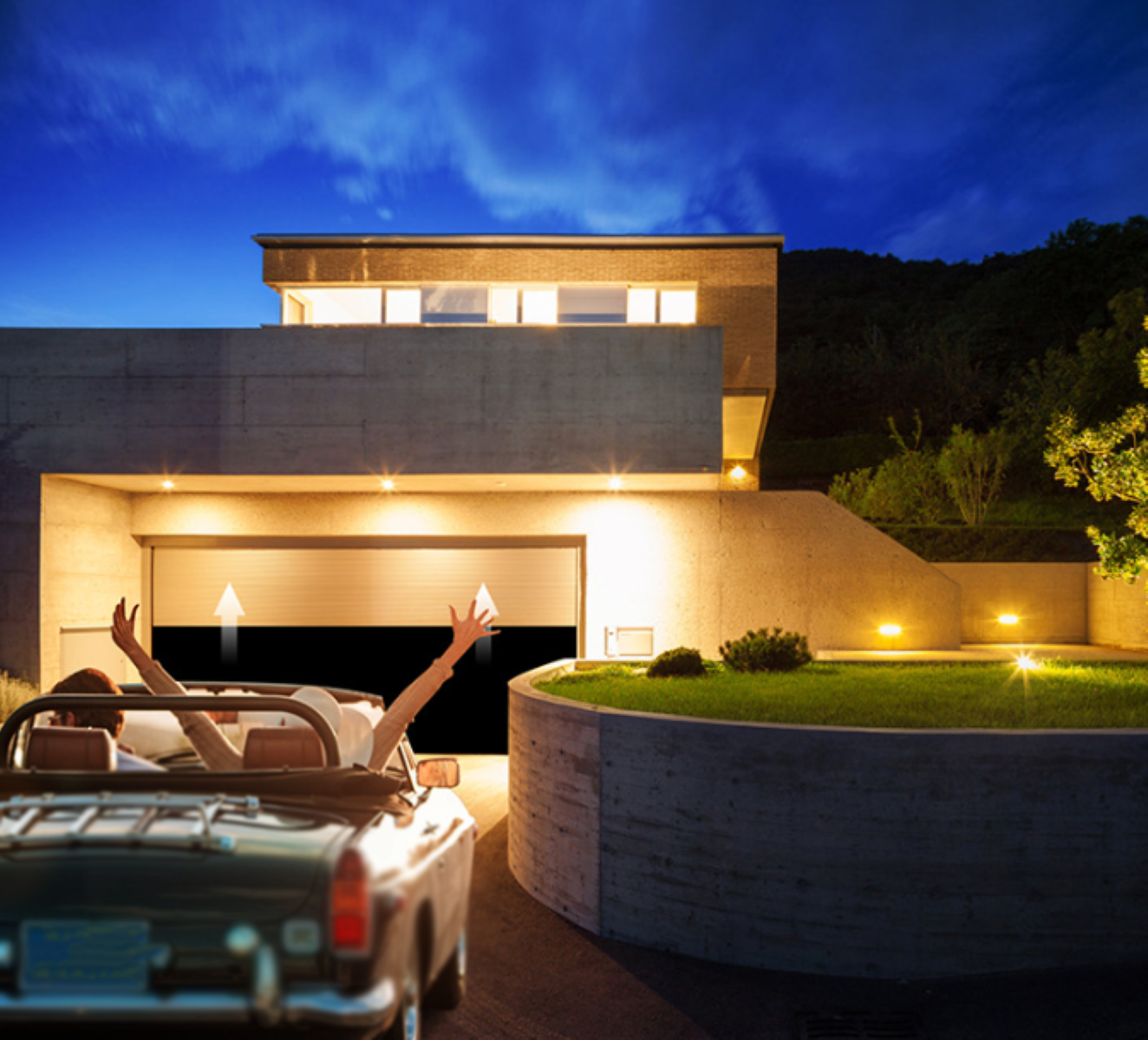 Ein Haus mit offener Garage. Zwei Personen in einem Auto blicken nach oben. Blauer Himmel.