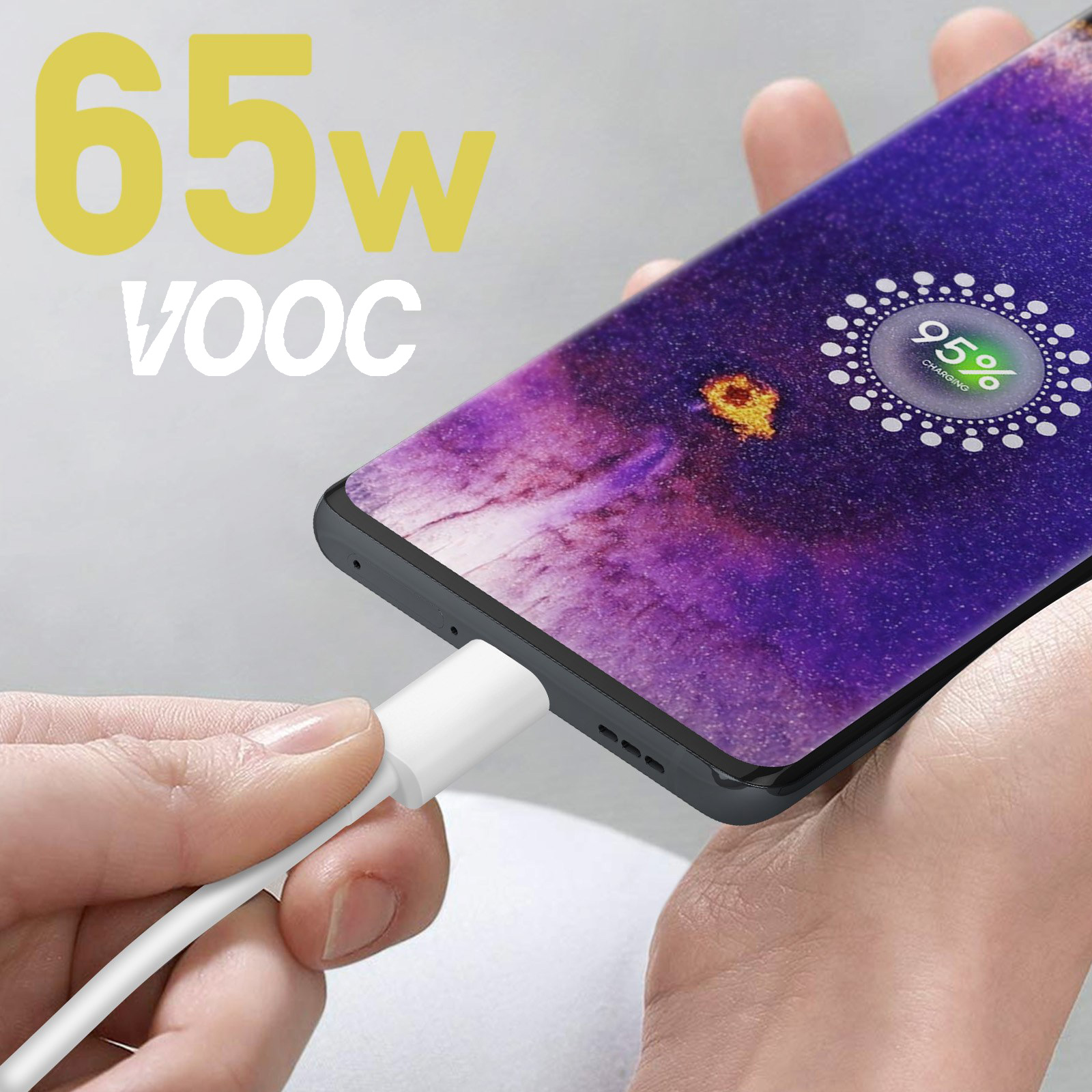 Eine Hand, die ein weißes Ladekabel in ein schwarzes Telefon steckt, das 95 % Ladung anzeigt.