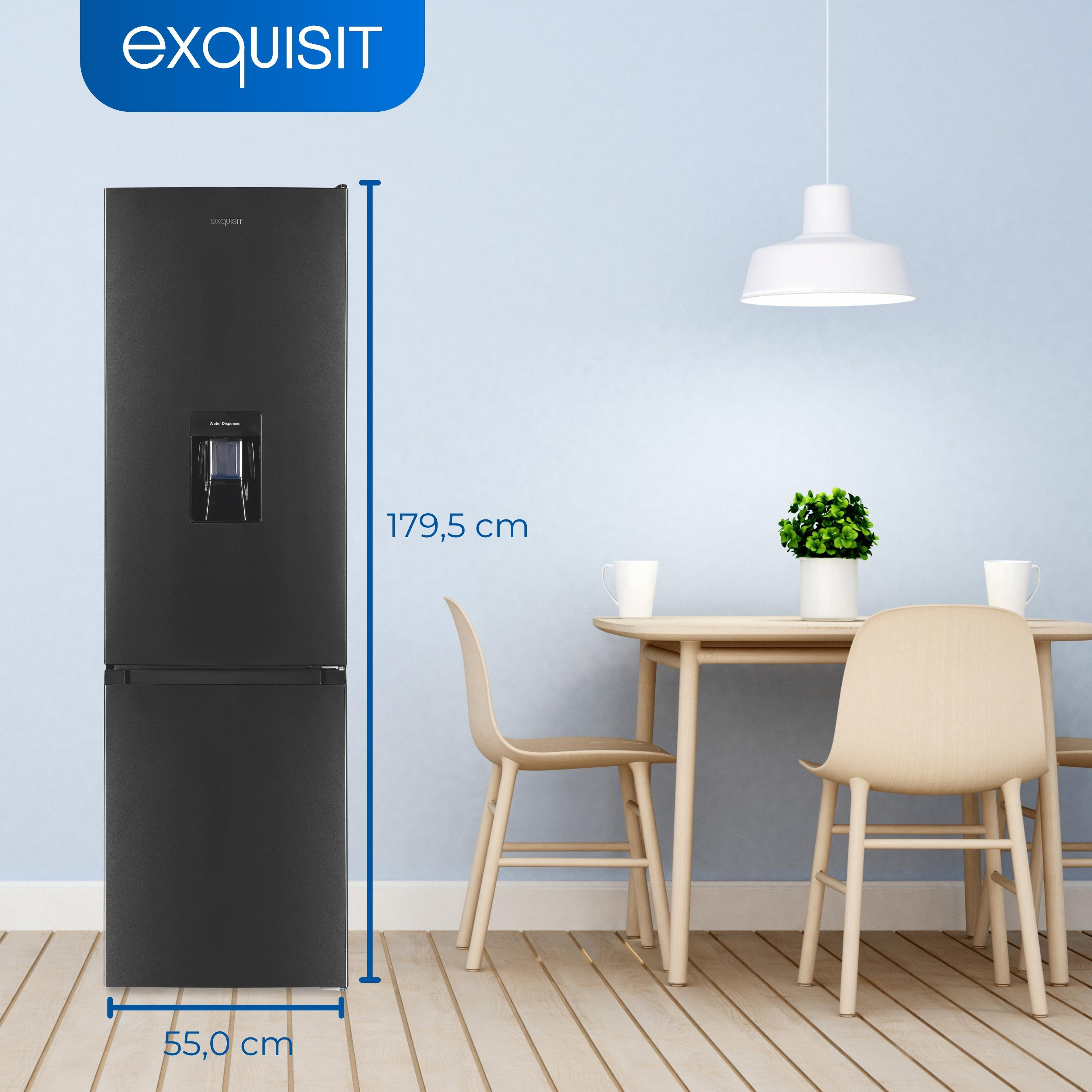 Schwarzer Exquisit-Kühlschrank. Zeigt Maße von 179,5 cm Höhe und 55,0 cm Breite. Ein Essbereich ist im Hintergrund.