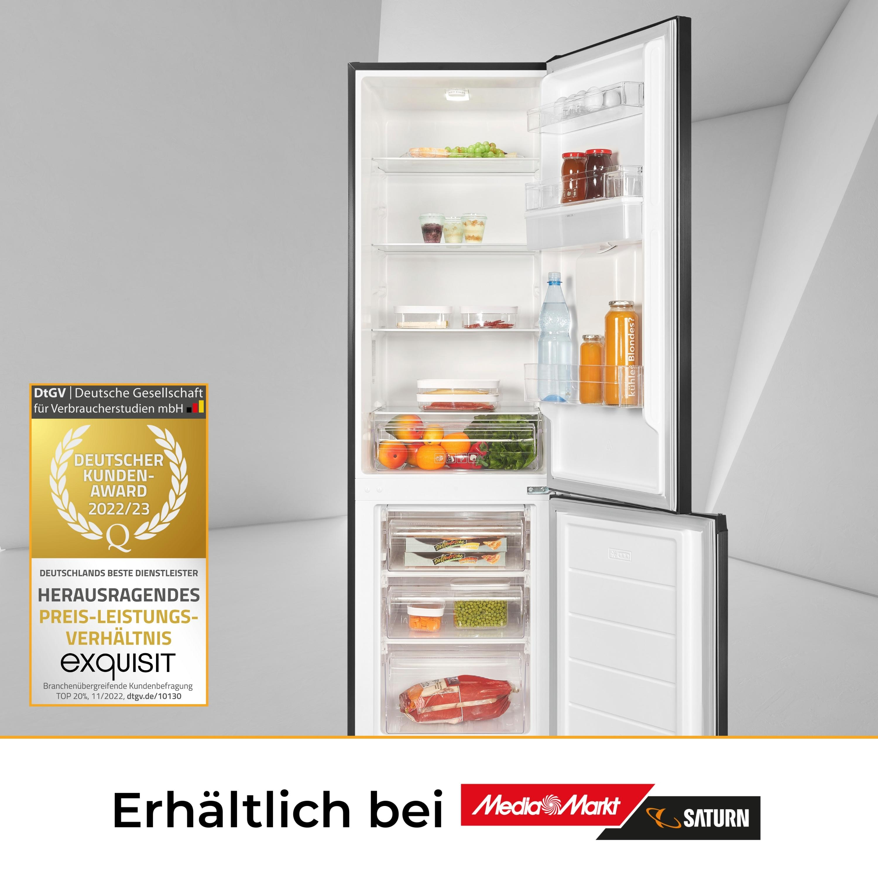 Ein schwarzer Kühlschrank mit offener Tür. Im Inneren befinden sich Regale mit Lebensmitteln und eine Gefrierschublade. Ein Kundenpreis ist sichtbar.