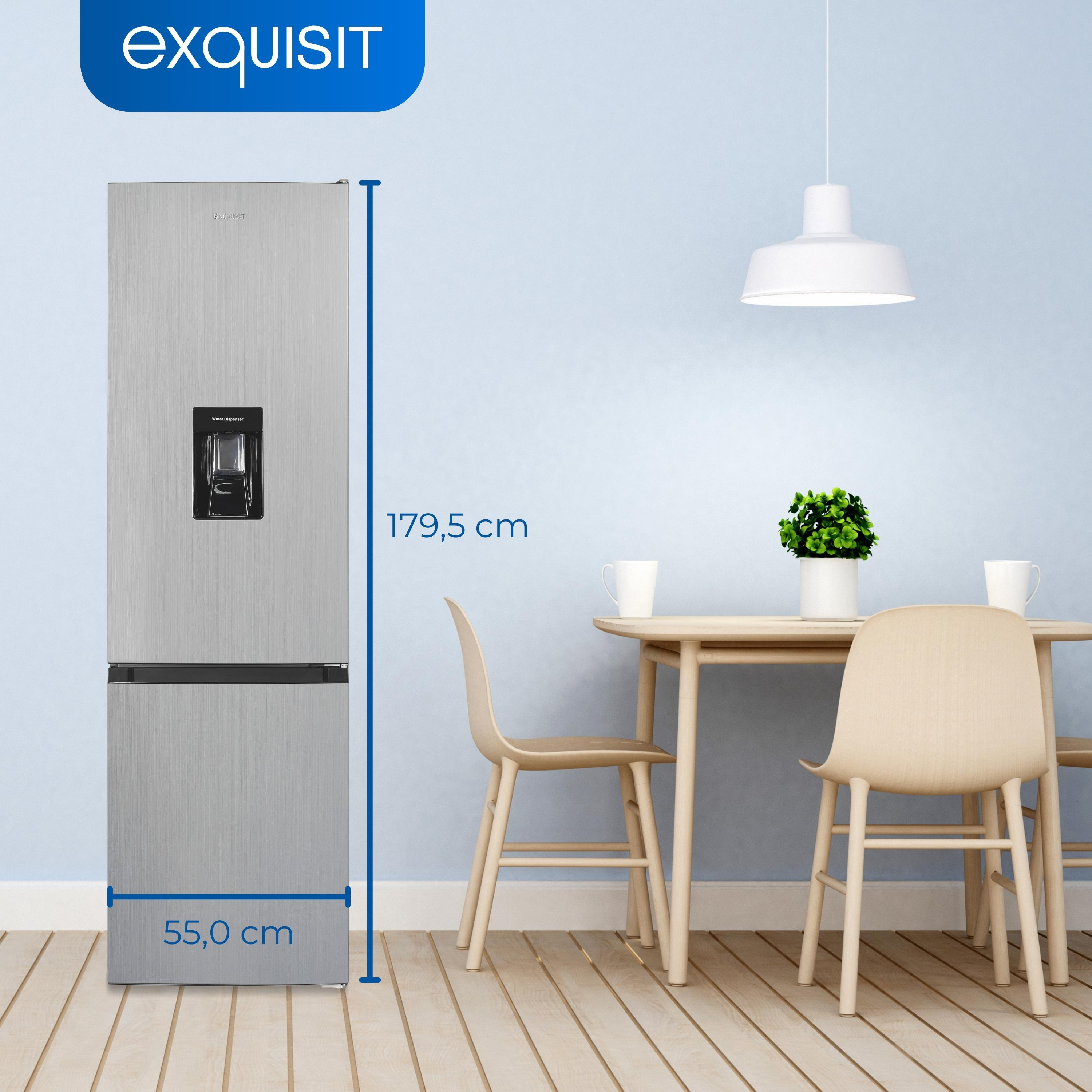 Un refrigerador plateado con un dispensador de agua negro, contra una pared azul, y una mesa con sillas.