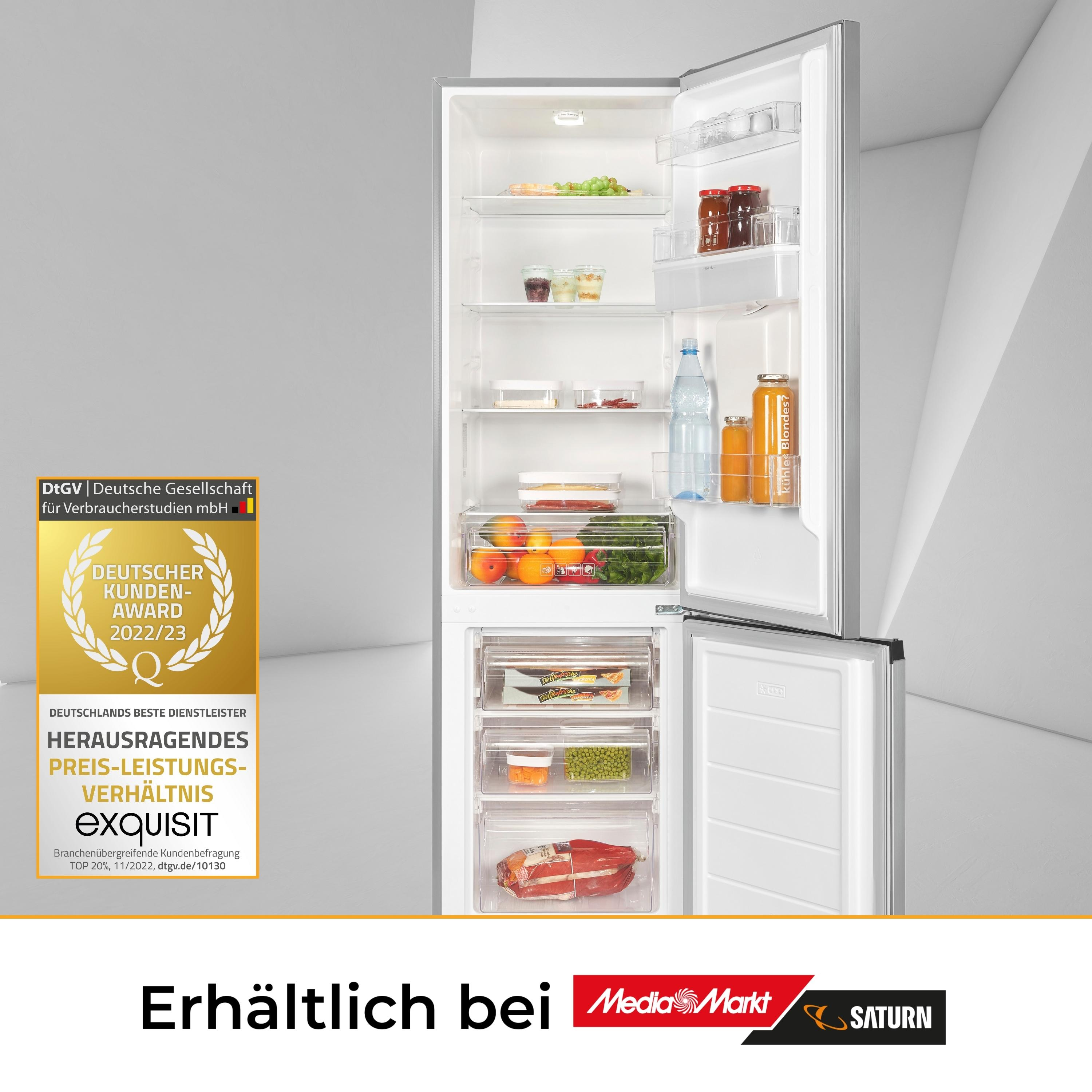 Un refrigerador con la puerta abierta, revelando estantes con comida. Premio y logotipos a la izquierda.