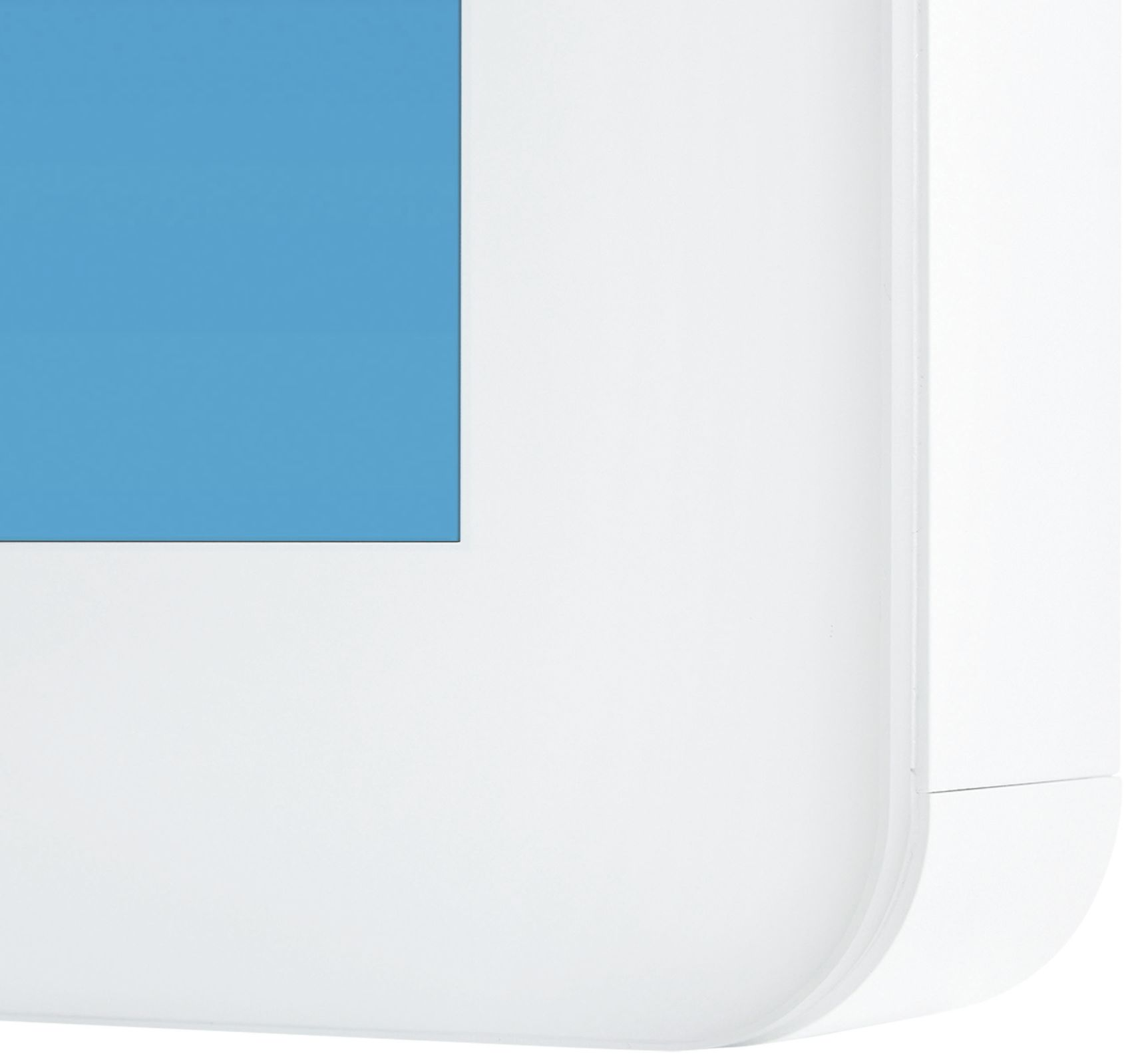 Biały, zaokrąglony narożnik, bok białego produktu z niebieskim kwadratem.