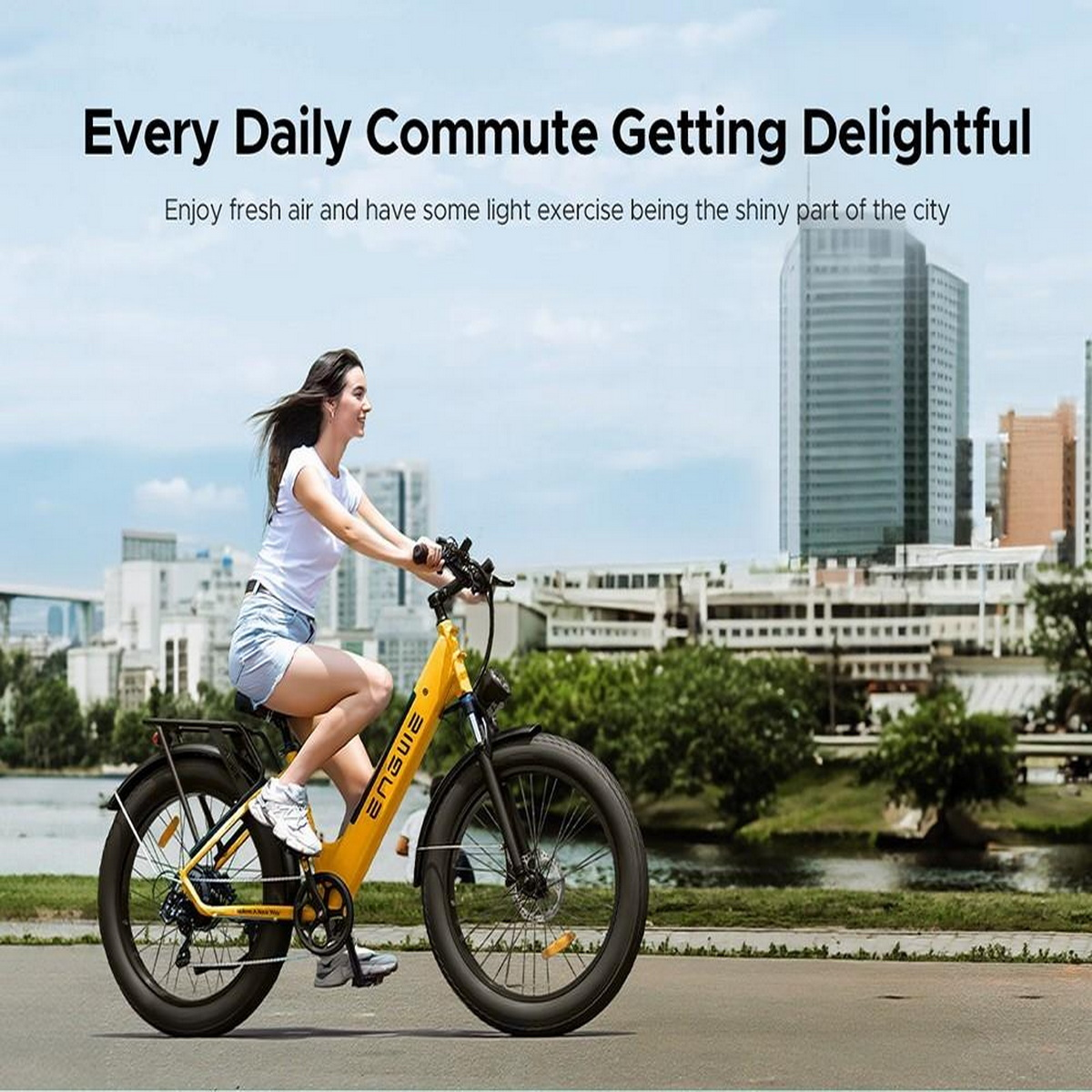 Una mujer montando en bicicleta eléctrica amarilla en un día soleado en la ciudad.
