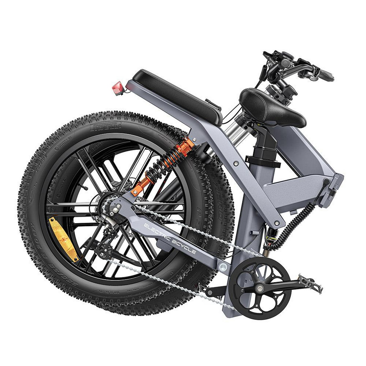 Ein zusammengeklapptes graues Elektrofahrrad mit sichtbaren Rädern und Komponenten auf weißem Hintergrund.