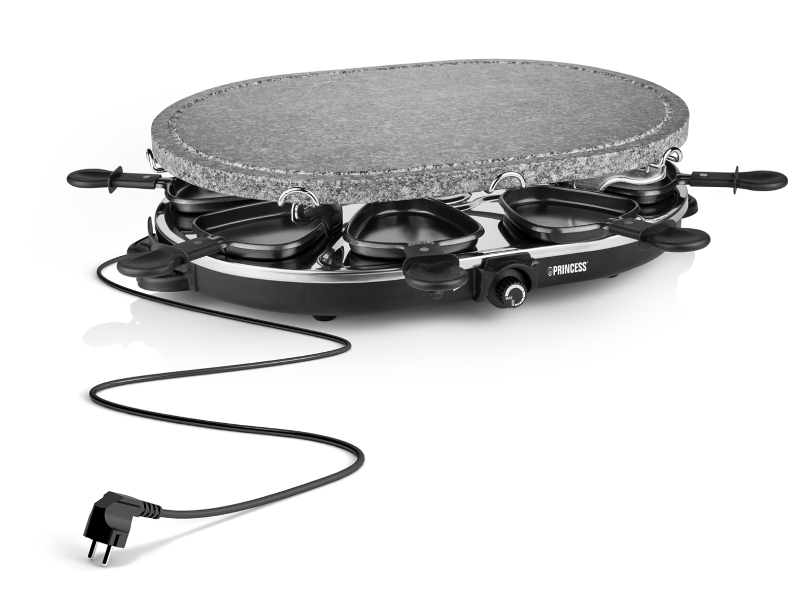 Ein schwarzer und silberner Raclette-Grill mit Steinplatte und mehreren Pfannen, mit Netzkabel.