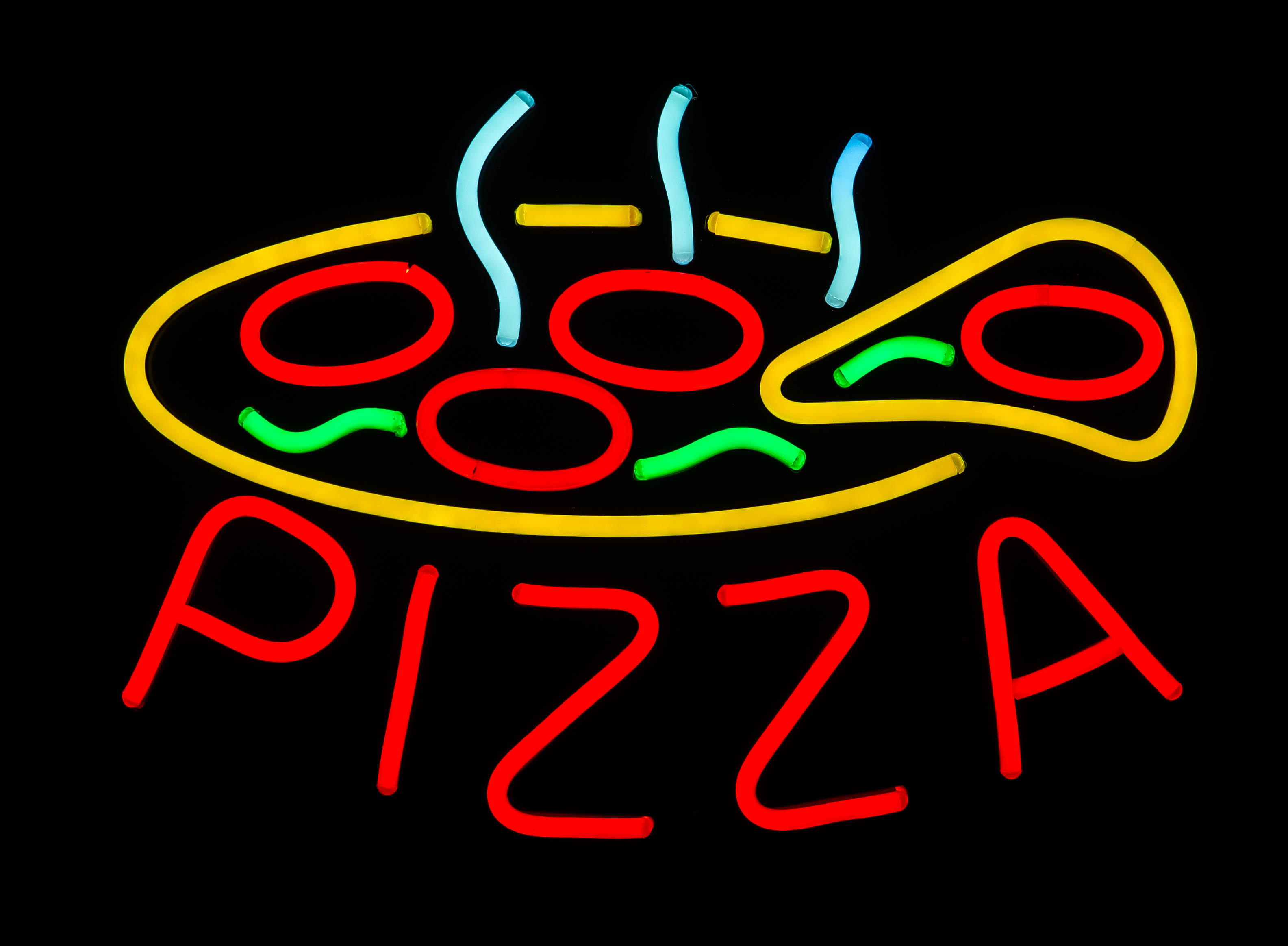 Neonschild, schwarzer Hintergrund. Roter 'PIZZA'-Text, gelbe und rote Pizzascheibe, blauer Dampf.