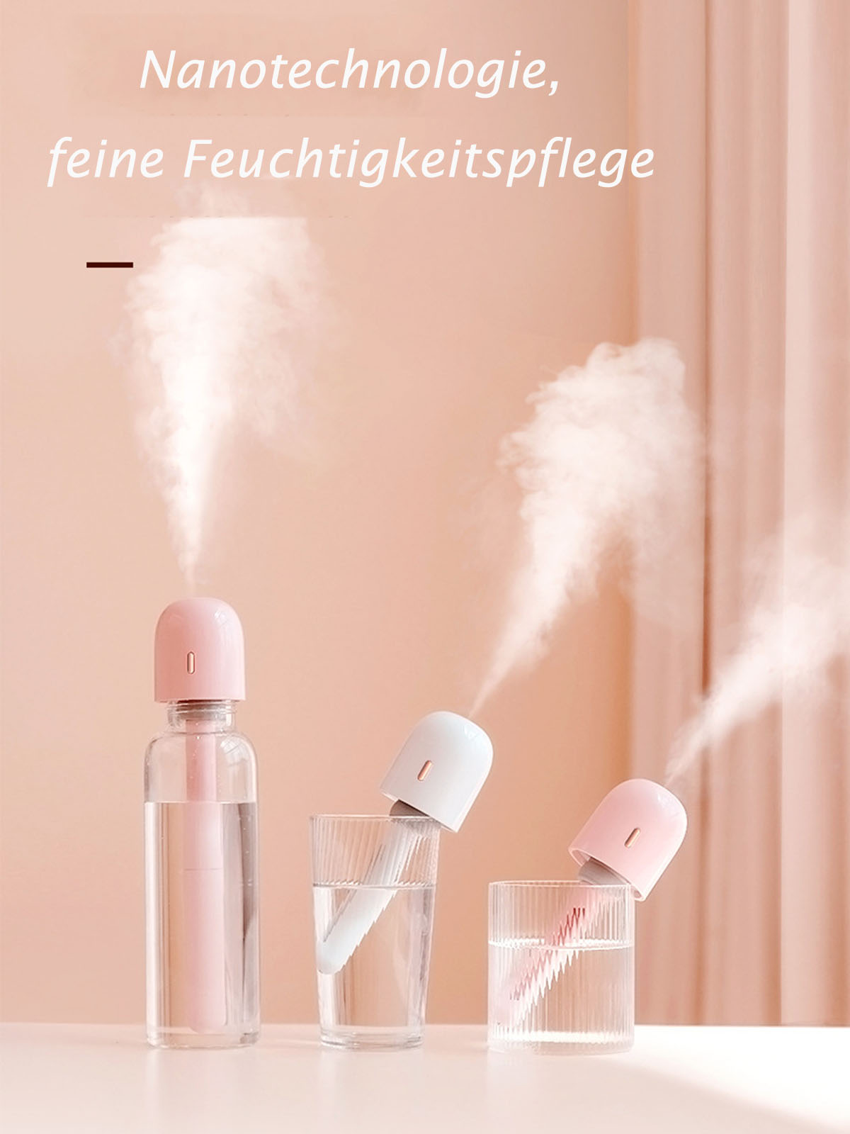Luftbefeuchter mit rosa und weißen Aufsätzen, die Nebel in Gläser abgeben. Text: Nanotechnologie, feine Feuchtigkeitspflege.