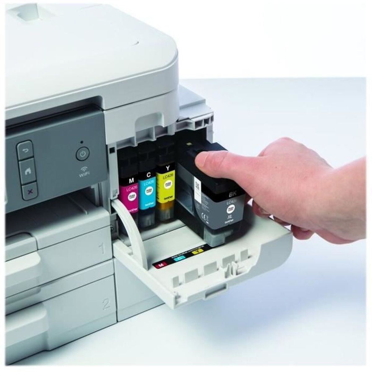 Ręka wkładająca czarny wkład atramentowy do drukarki. Drukarka ma zainstalowane wkłady kolorowe.