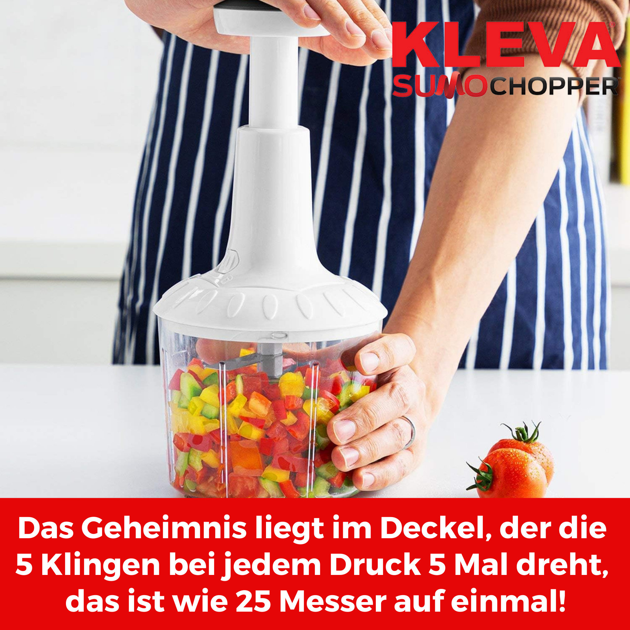Eine Person benutzt einen weißen und transparenten Zerkleinerer mit gehacktem Gemüse darin.