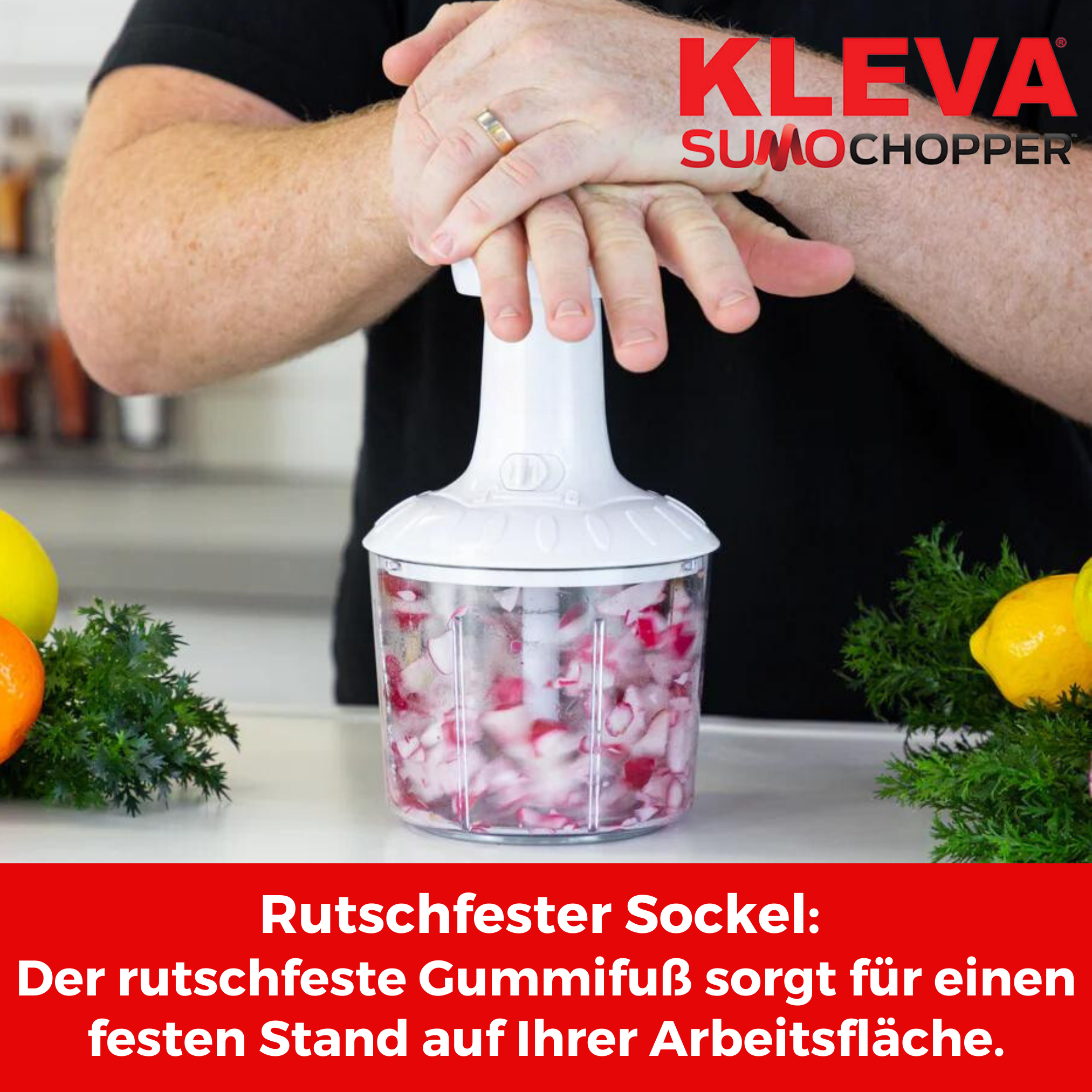 Ein Mann benutzt einen weißen Chopper, um rote Zwiebeln zu hacken. Gehackte Zwiebeln.