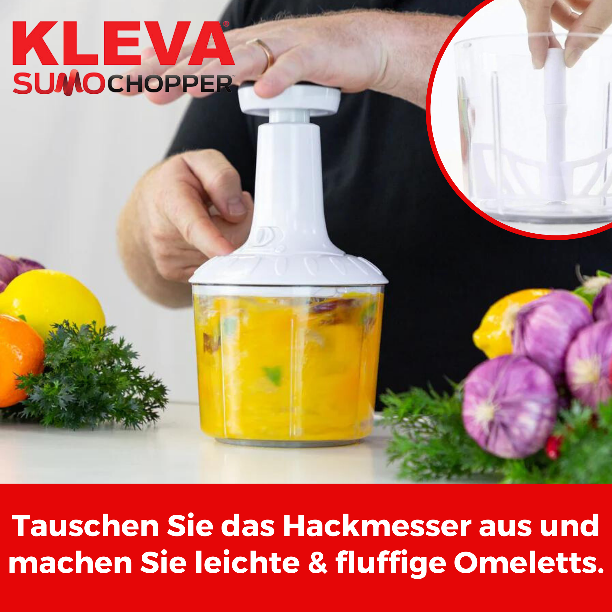 Mann benutzt einen Kleva SumoChopper. Gehacktes Essen sichtbar. Text: Flauschige Omeletts machen.
