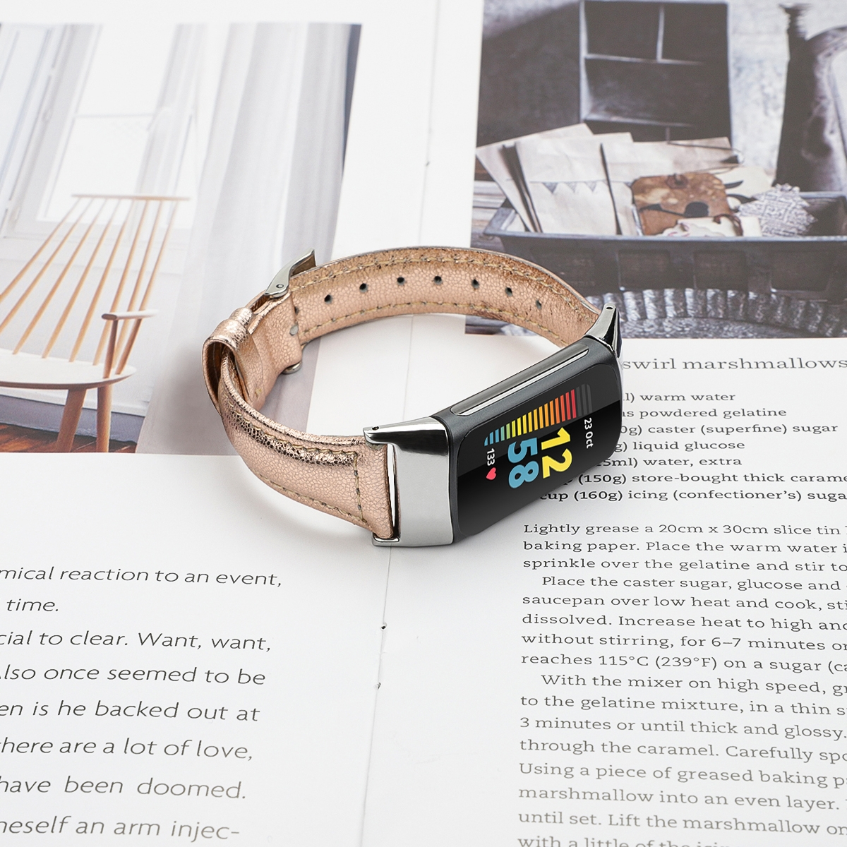 Smartwatch auf einer Zeitschrift. Roségoldenes Armband und schwarzes Display mit Uhrzeit und Herzfrequenz. Text im Hintergrund.