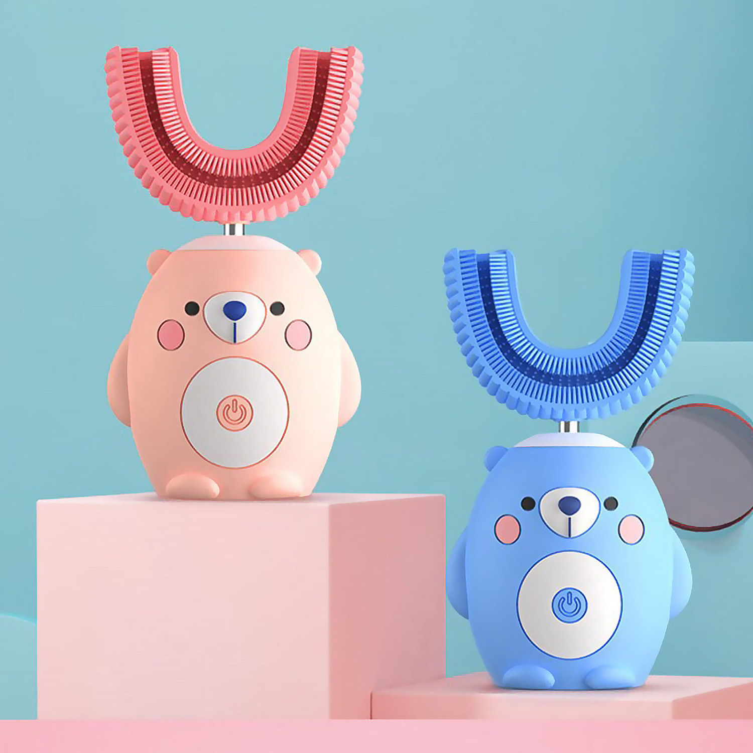 Zwei Cartoon-Bären-Zahnbürsten, rosa und blau, auf rosa und blauen Plattformen.
