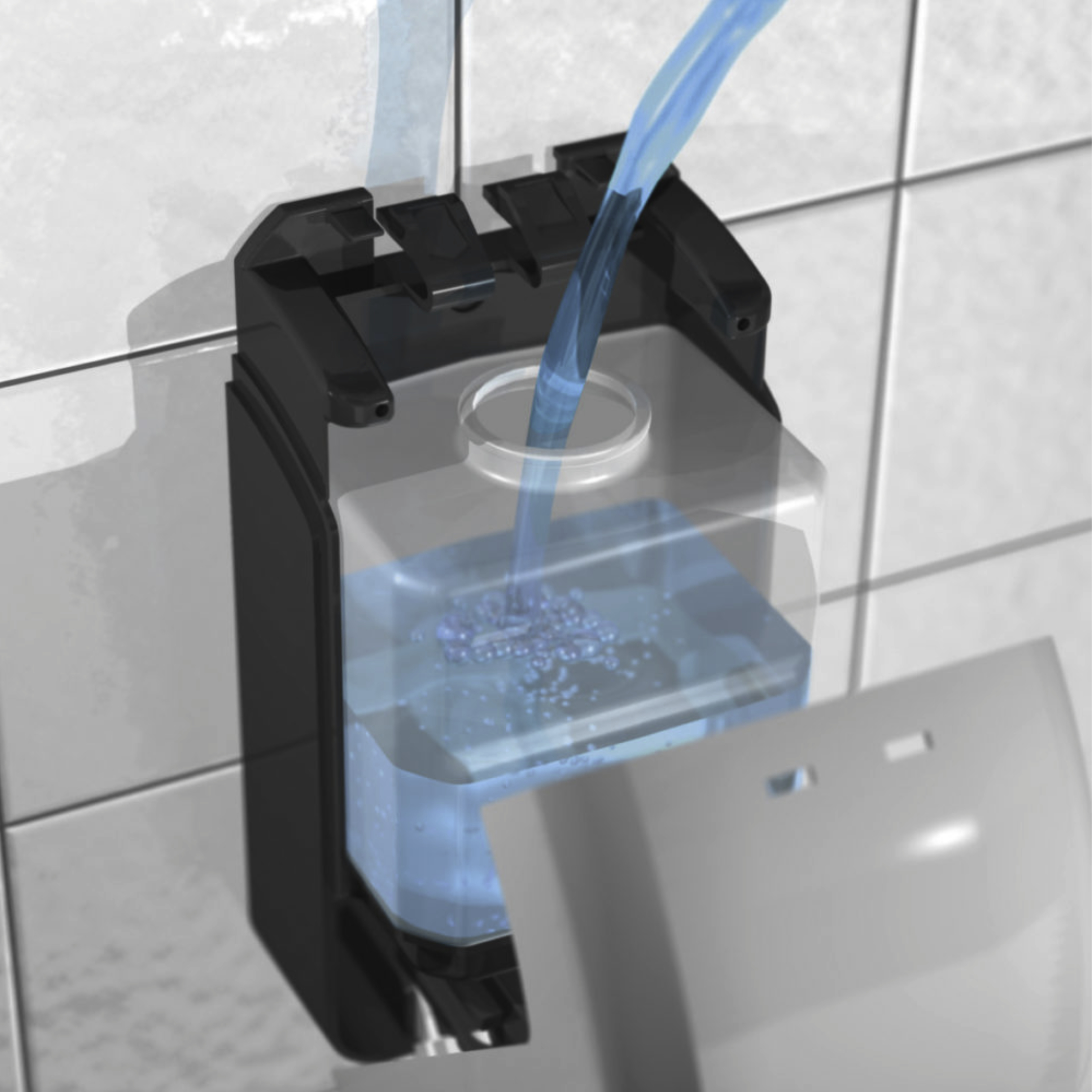 Wasser fließt in einen Tank mit schwarzer Struktur. Weiße Fliesen sind im Hintergrund.