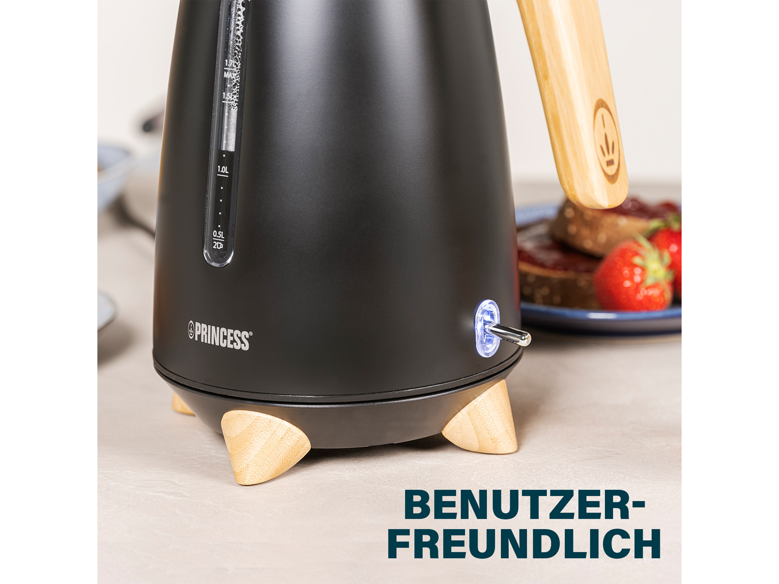Schwarzer Wasserkocher mit Holzgriff und Beinen. Text 'BENUTZERFREUNDLICH' unten.