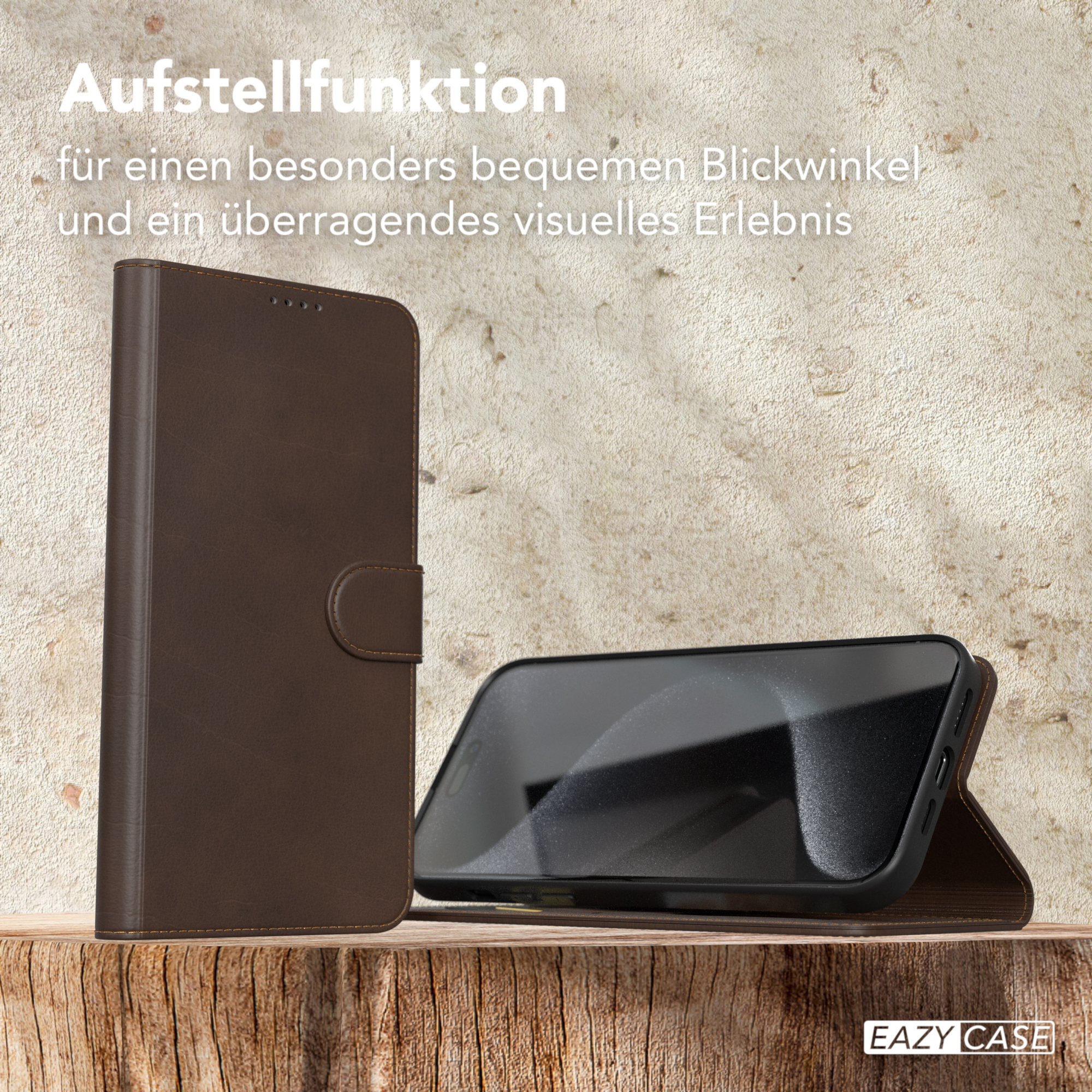 Eine braune Leder-Handyhülle, aufgestellt, mit einem Telefon, das einen Bildschirm zeigt.