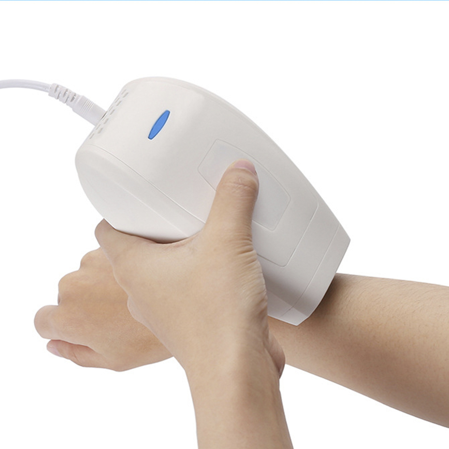 Eine Hand hält ein weißes Gerät, möglicherweise ein Hautbehandlungswerkzeug, gegen ein Handgelenk.