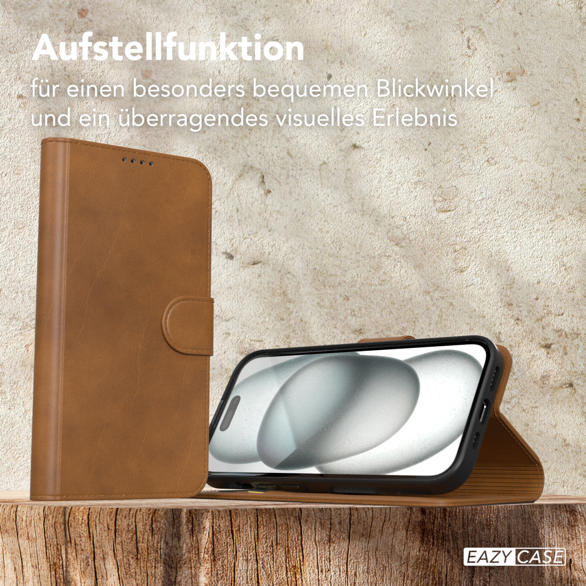 Handyhülle mit braunem Lederbezug und Telefon darin. Holztisch.