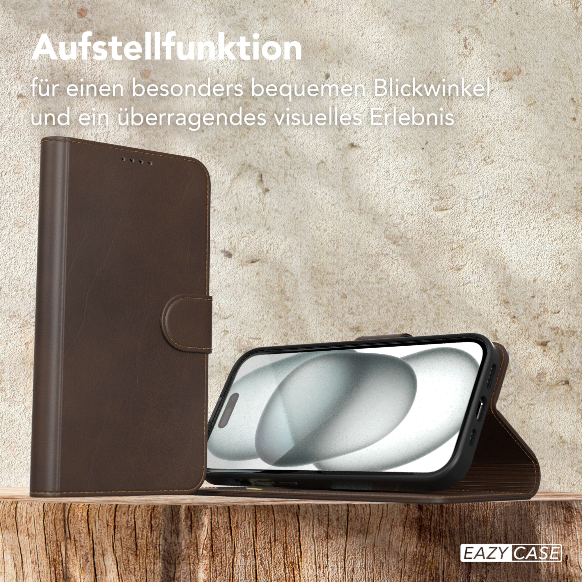 Eine braune Leder-Handyhülle mit einem Handy darin, das zum Betrachten aufgestellt ist.