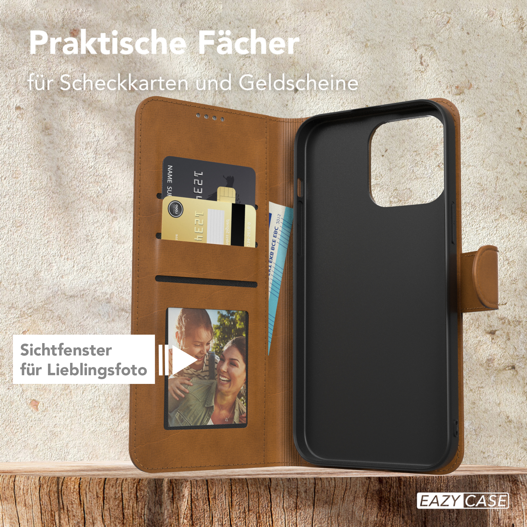 Geöffnete Brieftasche mit Karten, Foto und Telefon. Braune Lederstruktur auf Holz.