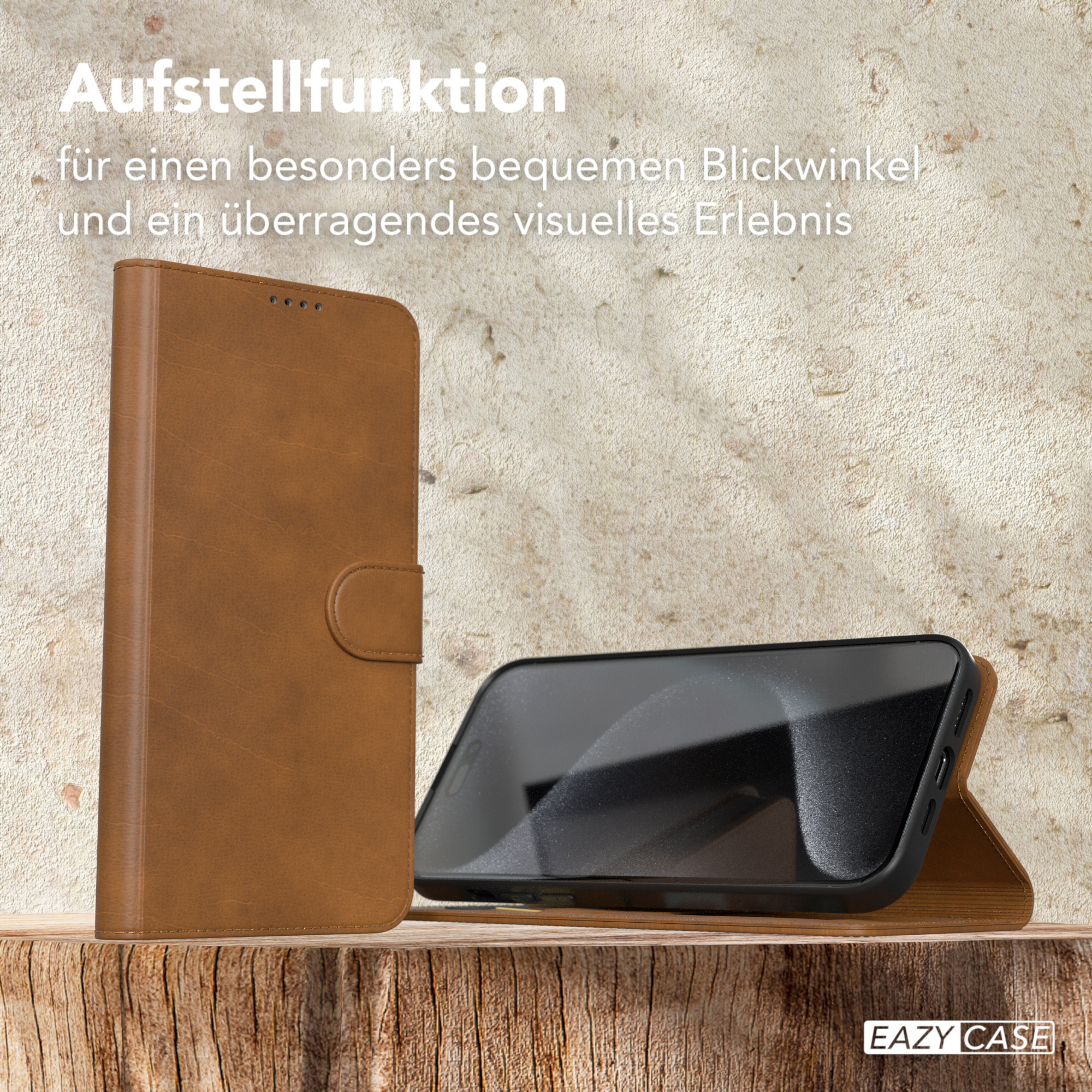 Braune Leder-Handyhülle mit einem Telefon darin, auf einem Holztisch.