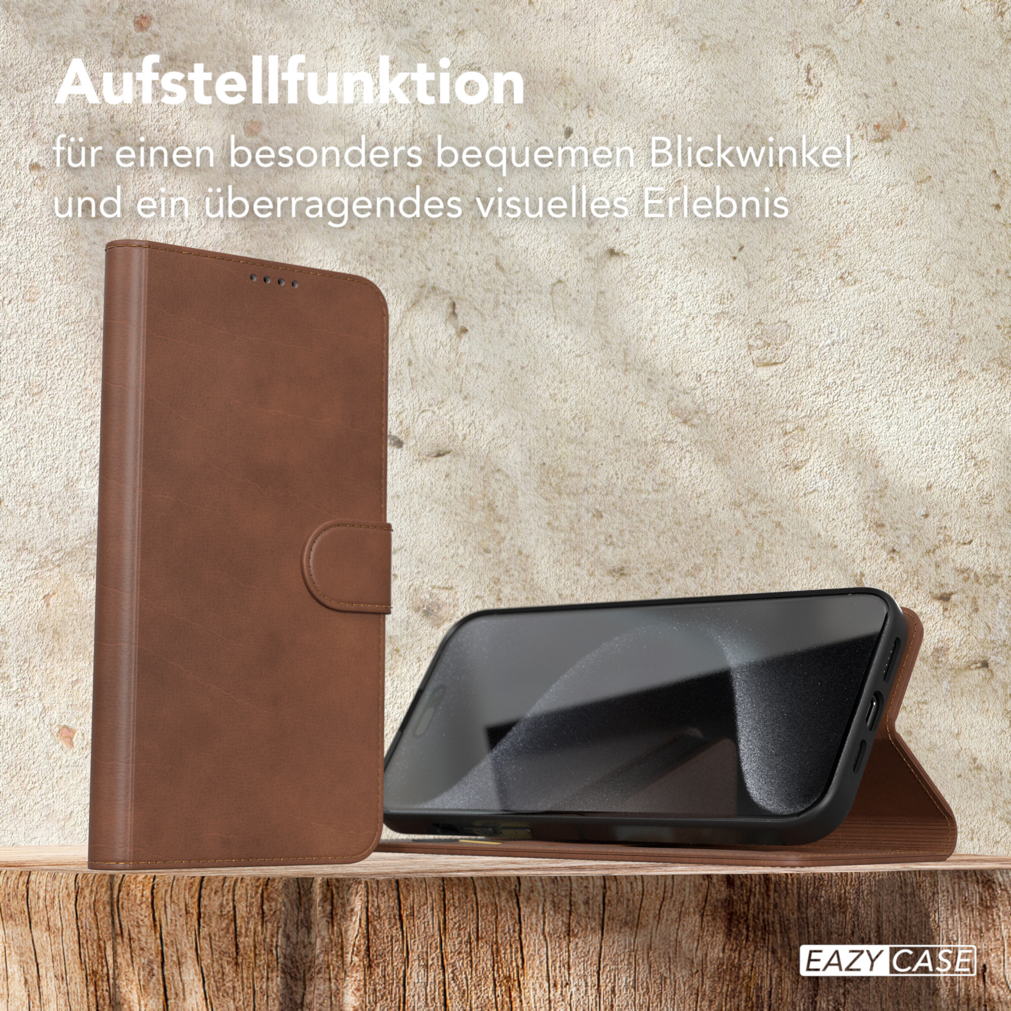 Eine braune Leder-Handyhülle mit einem Telefon darin. Die Hülle ist geöffnet und steht auf Holz.
