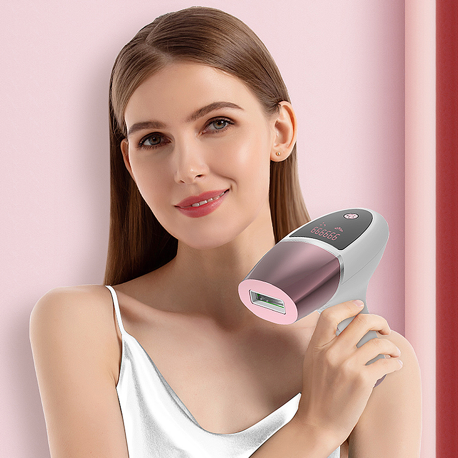 Donna che tiene in mano un dispositivo per la depilazione laser rosa e bianco. Sorride. Sfondo rosa.