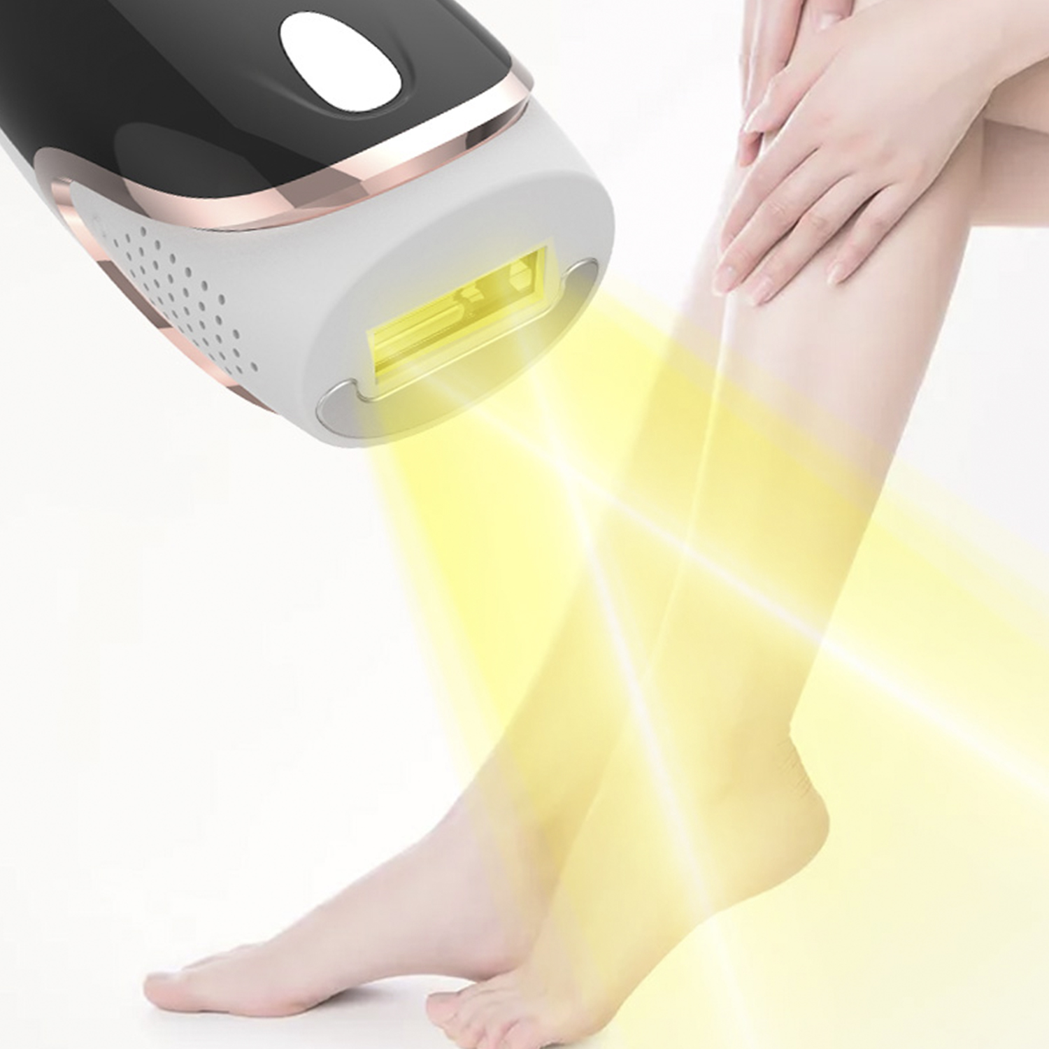 Laser-Haarentfernungsgerät am Bein. Gelber Lichtstrahl.