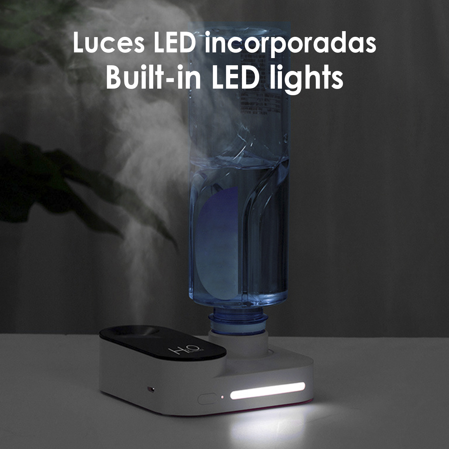 Weißer und schwarzer Luftbefeuchter mit Wasserflasche. Eingebaute LED-Leuchten. Dunkler Hintergrund.