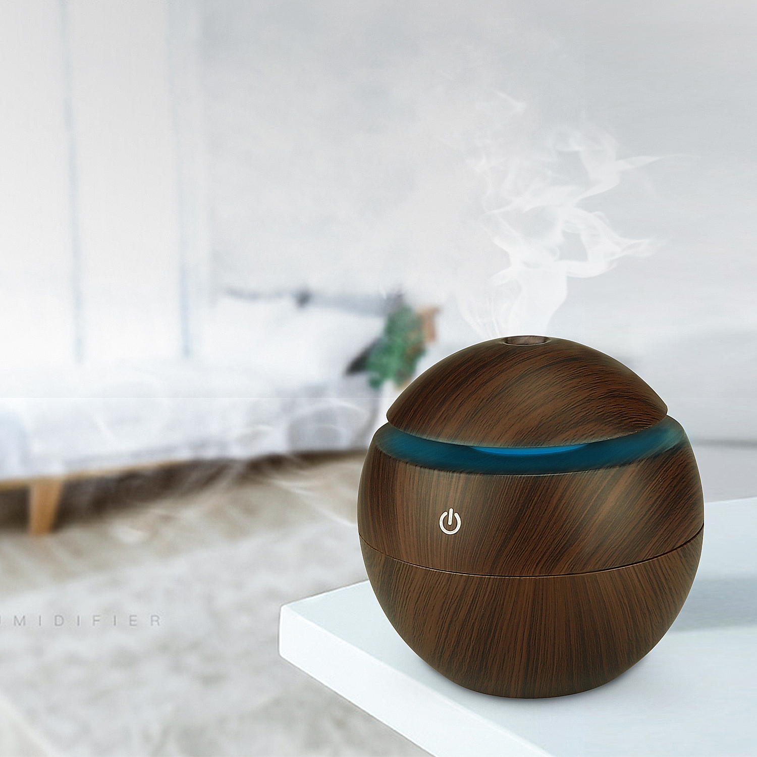 Ein Holz-Look-Luftbefeuchter gibt Dampf ab. Er steht auf einer weißen Oberfläche, darunter das Wort "HUMIDIFIER".