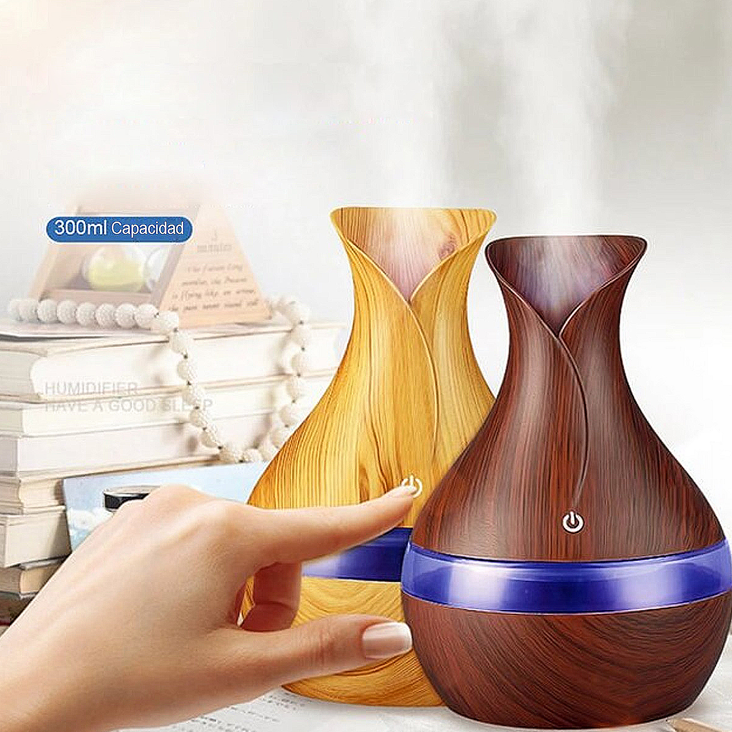 Tres humidificadores con aspecto de madera con una mano pulsando un botón.