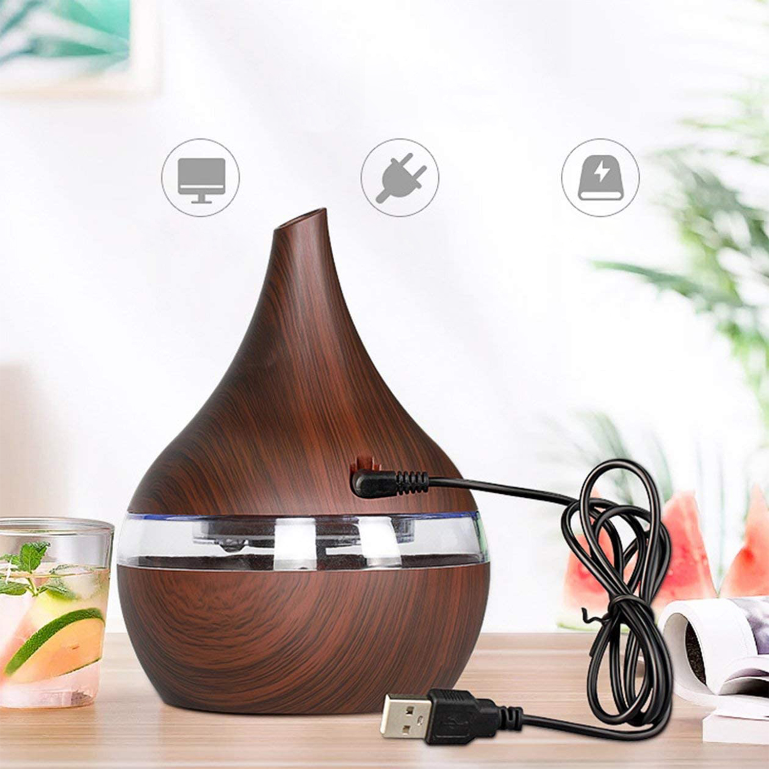 Humidificador con vetas de madera con agua. Un vaso de agua con rodaja de limón e iconos sobre el humidificador.