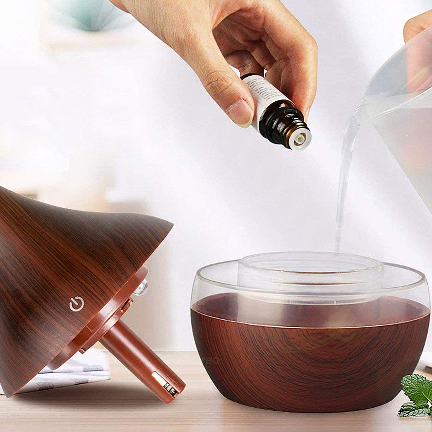 Un difusor con una mano vertiendo aceite en un cuenco con agua, con diseño de textura de madera.