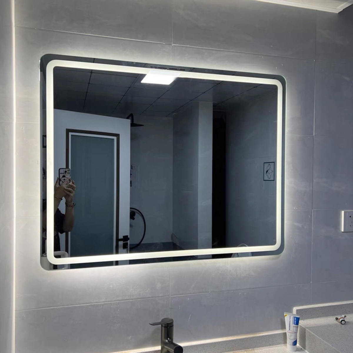 BYTELIKE LED Smart Mirror Bathroom Dual-Touch-Schalter, Dreifarbig - Licht, Entfrosten elektronisches Spiegel, Entfoggen Dreifarbiges temperaturgesteuertes dimmbar